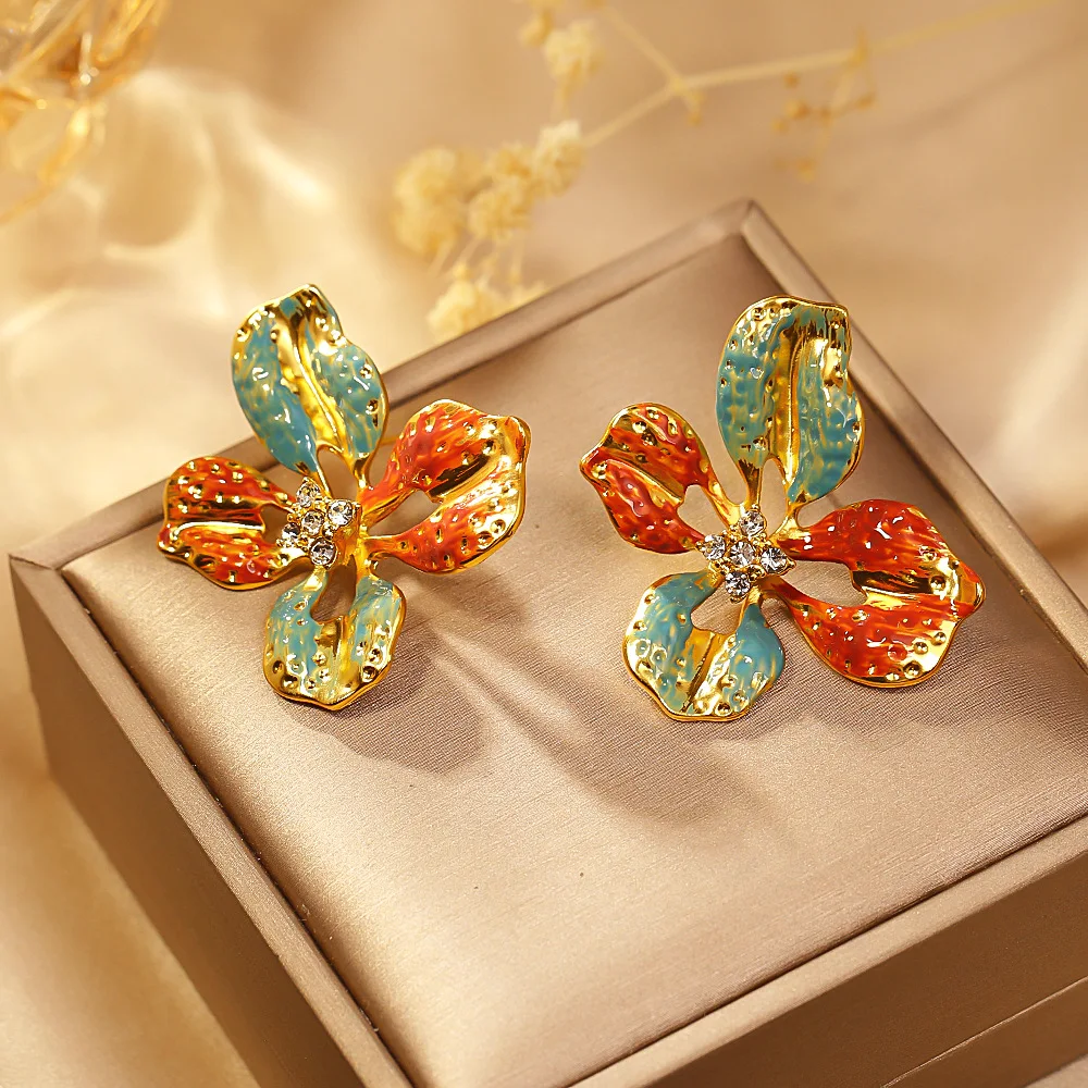 Fashionable and exquisite zircon hollow large flower earrings high-end personalized earrings silver needle drop glaze earrings
Fashionable and exquisite zircon hollow large flower earrings high-end personalized earrings silver needle drop glaze earrings