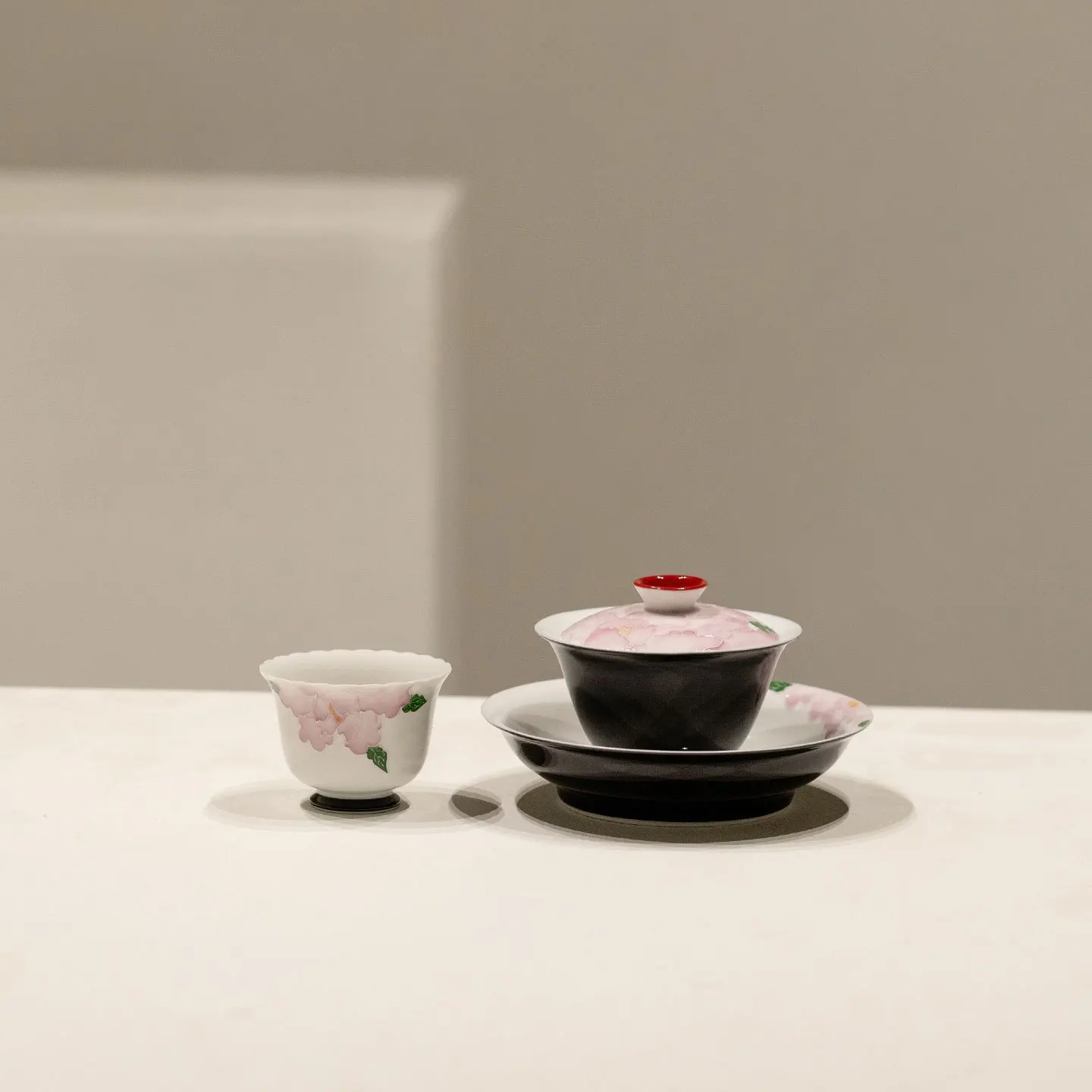 HYS black glaze pure hand-painted peony flower cover bowl household ceramic thin tire tea bowl Arita tea set
HYS black glaze pure hand-painted peony flower cover bowl household ceramic thin tire tea bowl Arita tea set