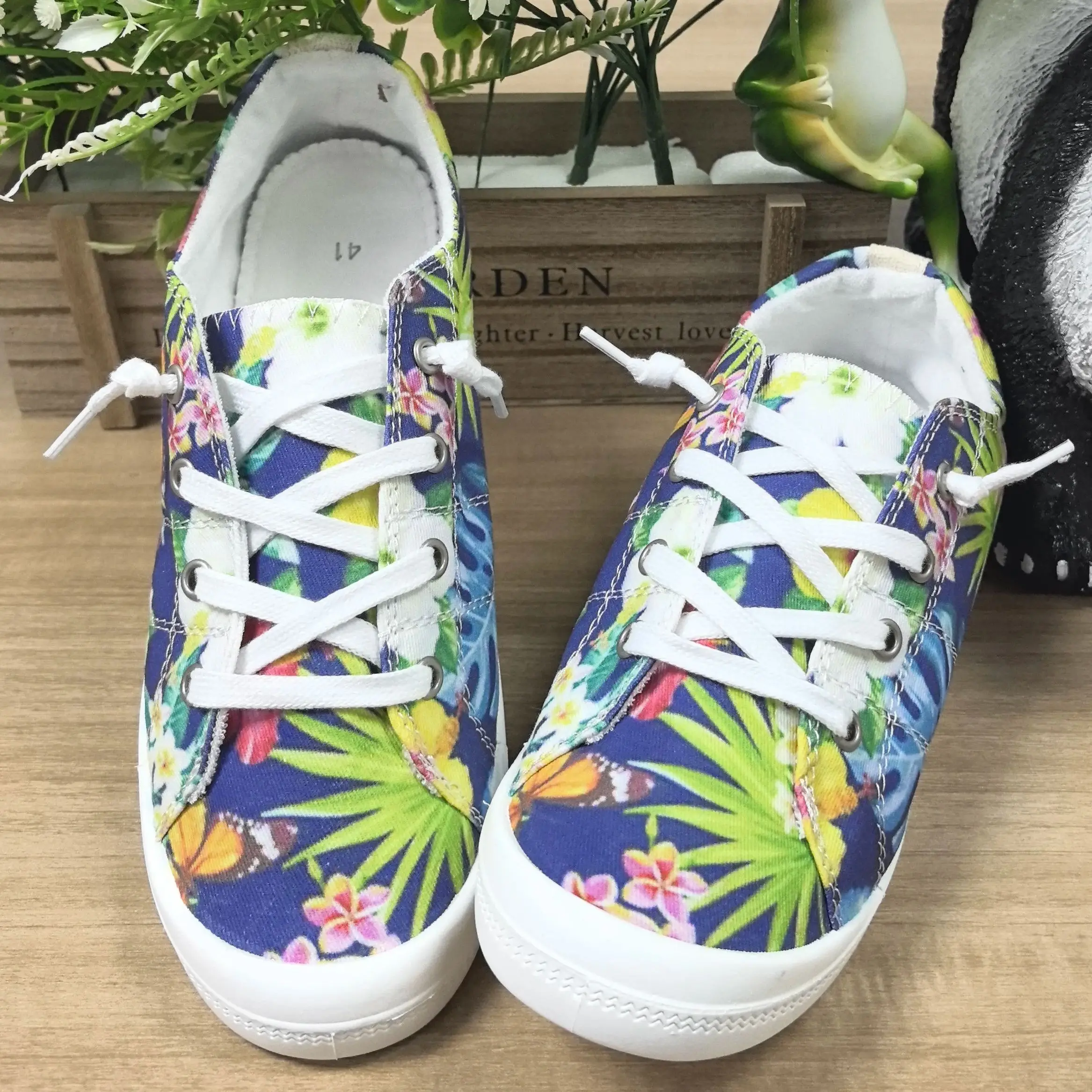 Женская весенне-осенняя новая модная повседневная обувь с цветочным принтом, удобные легкие дышащие женские кроссовки большого размера с низким верхом и мягкой подошвой
Женская весенне-осенняя новая модная повседневная обувь с цветочным принтом, удобные легкие дышащие женские кроссовки большого размера с низким верхом и мягкой подошвой