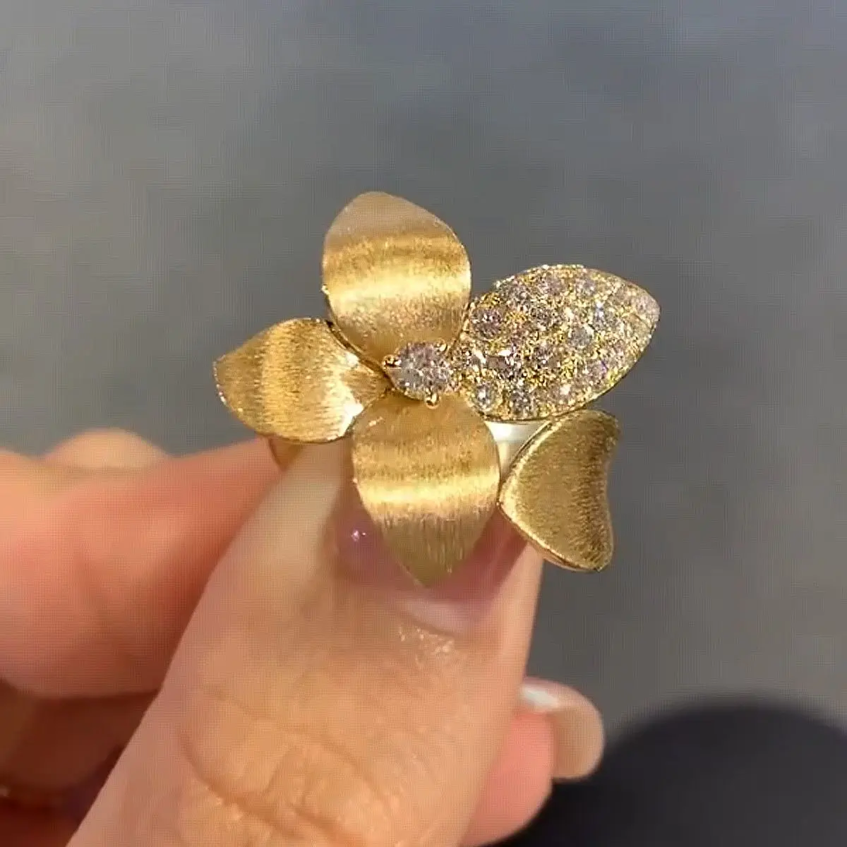 Luxury 925 Sterling Silver Full Diamond Zircons Flower Chunky Matt Finger Band Rings Italian Craft Handmade Silver Fine Jewelry
Luxury 925 Sterling Silver Full Diamond Zircons Flower Chunky Matt Finger Band Rings Italian Craft Handmade Silver Fine Jewelry
