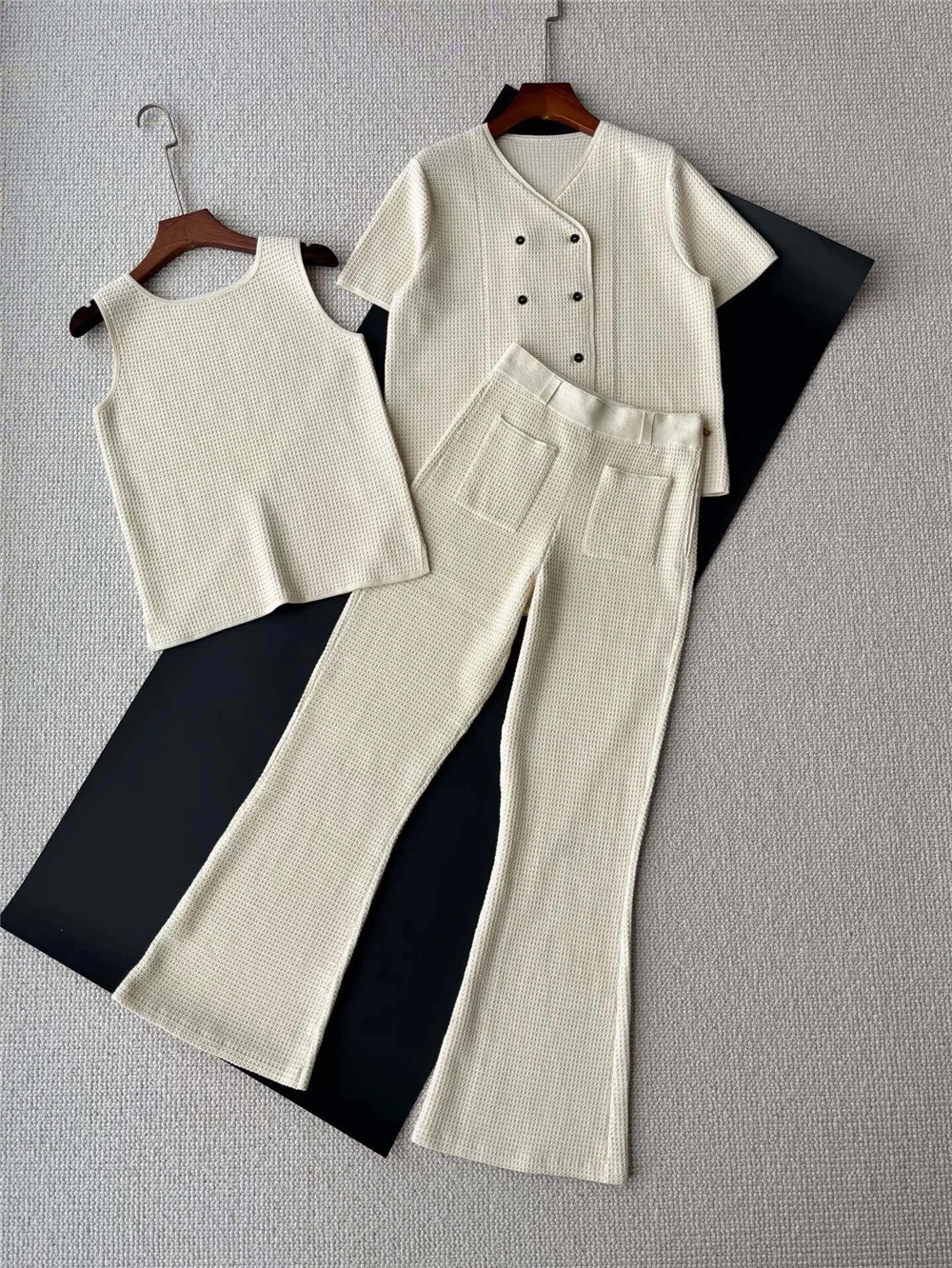 100% Cotton Waffle-Knit 3-Piece Set Double-Breasted Short-Sleeve Cardigan Paired with Vest and Trousers Women
100% Cotton Waffle-Knit 3-Piece Set Double-Breasted Short-Sleeve Cardigan Paired with Vest and Trousers Women