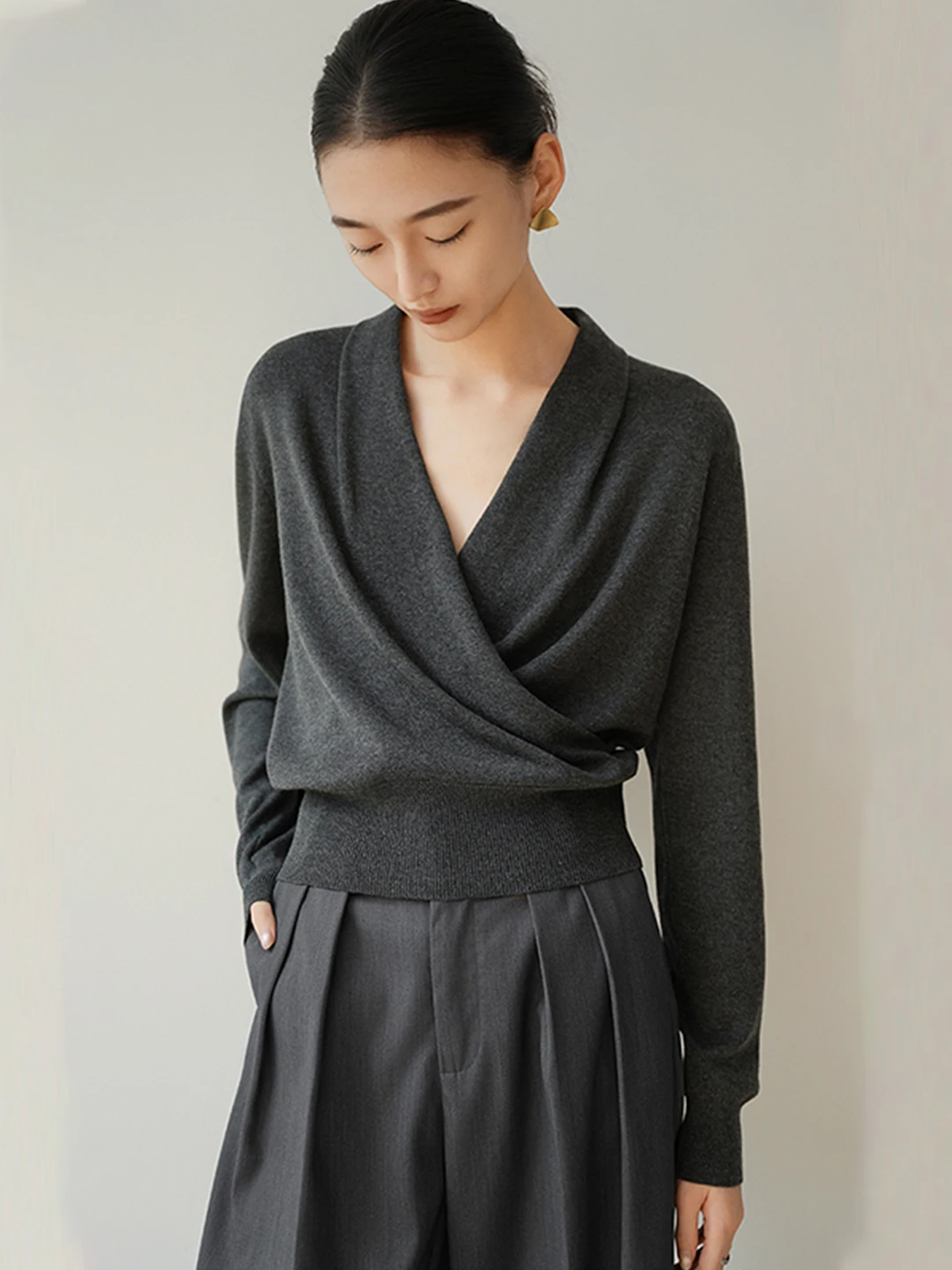 Deep Grey Elegant Cross V-Neck Sweater Women's Overhead Loose Knitted Base Shirt Autumn Winter High-End Short Top
Deep Grey Elegant Cross V-Neck Sweater Women's Overhead Loose Knitted Base Shirt Autumn Winter High-End Short Top