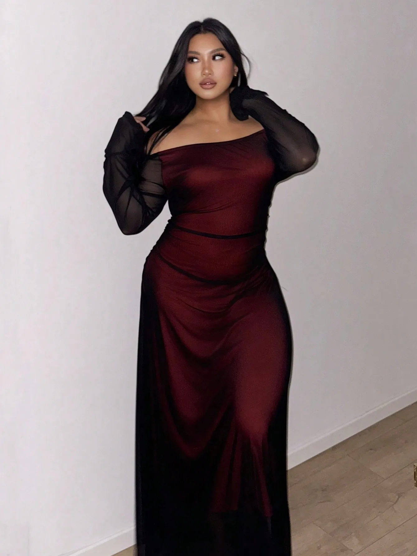 Бордовое платье-русалка с открытыми плечами, сетчатой вставкой и длинными рукавами
Бордовое платье-русалка с открытыми плечами, сетчатой вставкой и длинными рукавами