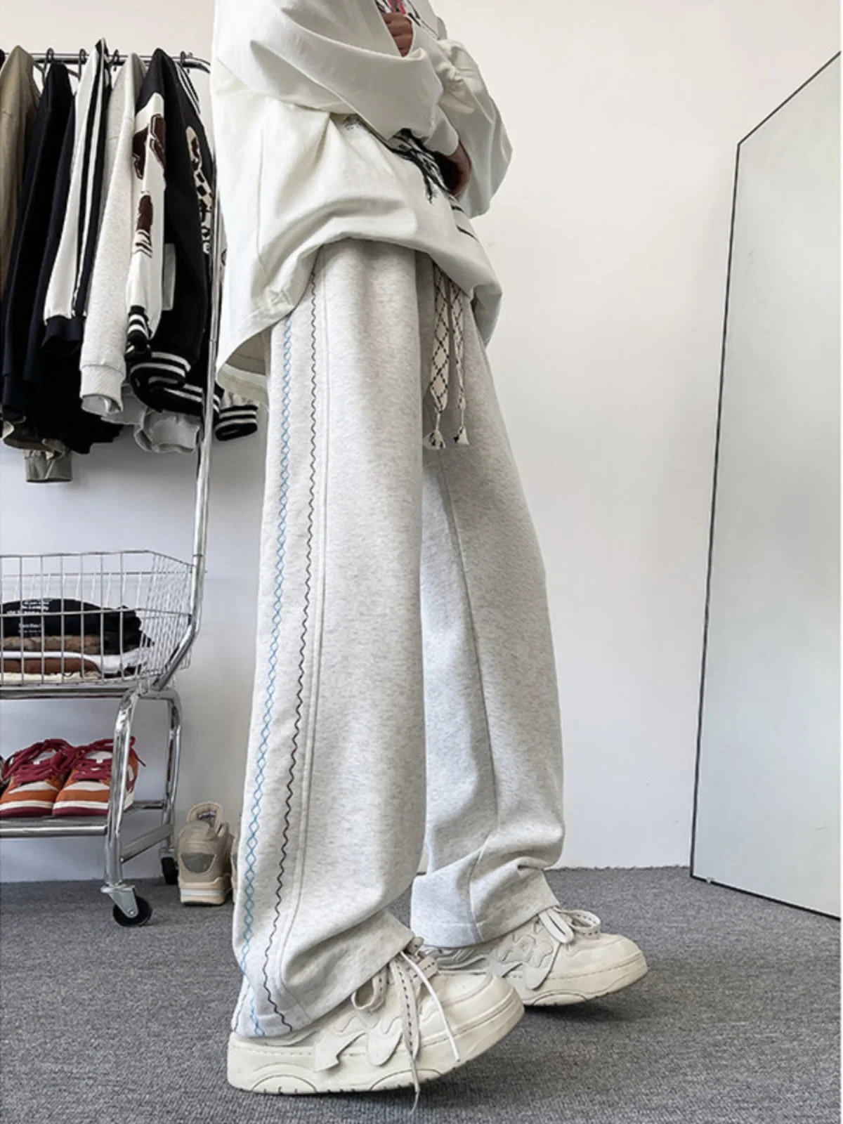 ay Stripe Embroidered Men's Casual Pants Autumn High Street Design Loose Fit Straight Leg Spor Leisure Trousers
ay Stripe Embroidered Men's Casual Pants Autumn High Street Design Loose Fit Straight Leg Spor Leisure Trousers