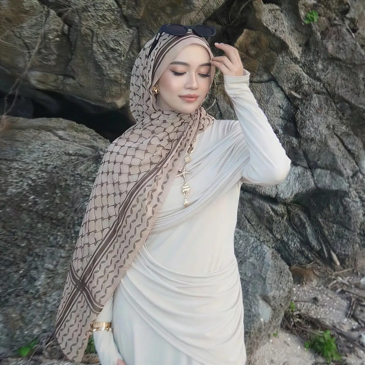 Мусульманский хиджаб из шифона с принтом, длинная шаль, арабский платок-кэфия, исламский женский палестинский головной убор, 180*70 см
Мусульманский хиджаб из шифона с принтом, длинная шаль, арабский платок-кэфия, исламский женский палестинский головной убор, 180*70 см