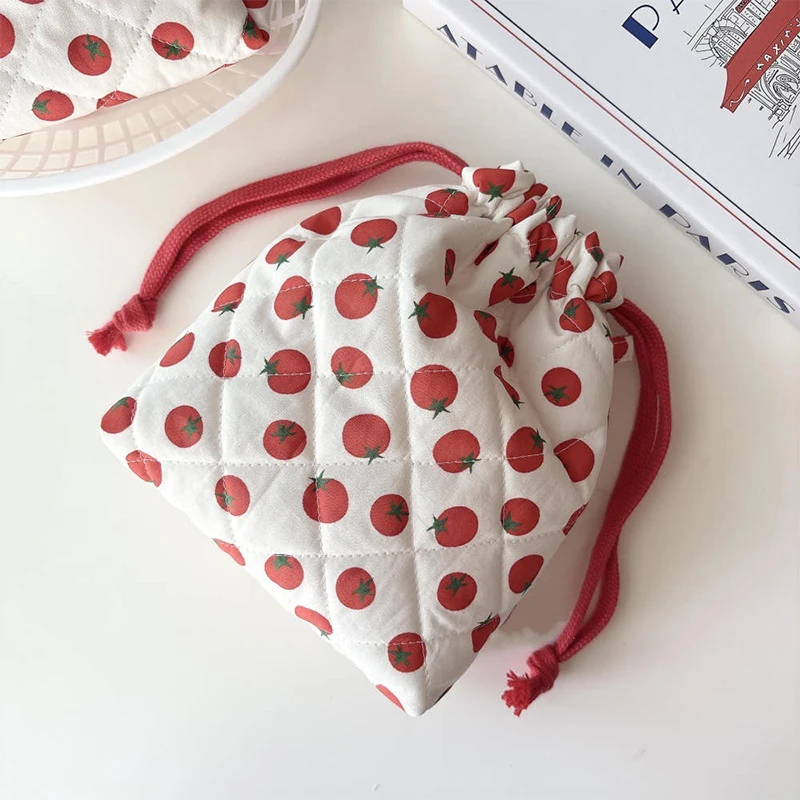 Новые косметички на шнурке, милые клетчатые сумки для хранения с рисунком помидоров, креативные лоскутные мягкие маленькие сумки, стильные простые женские сумки
Новые косметички на шнурке, милые клетчатые сумки для хранения с рисунком помидоров, креативные лоскутные мягкие маленькие сумки, стильные простые женские сумки