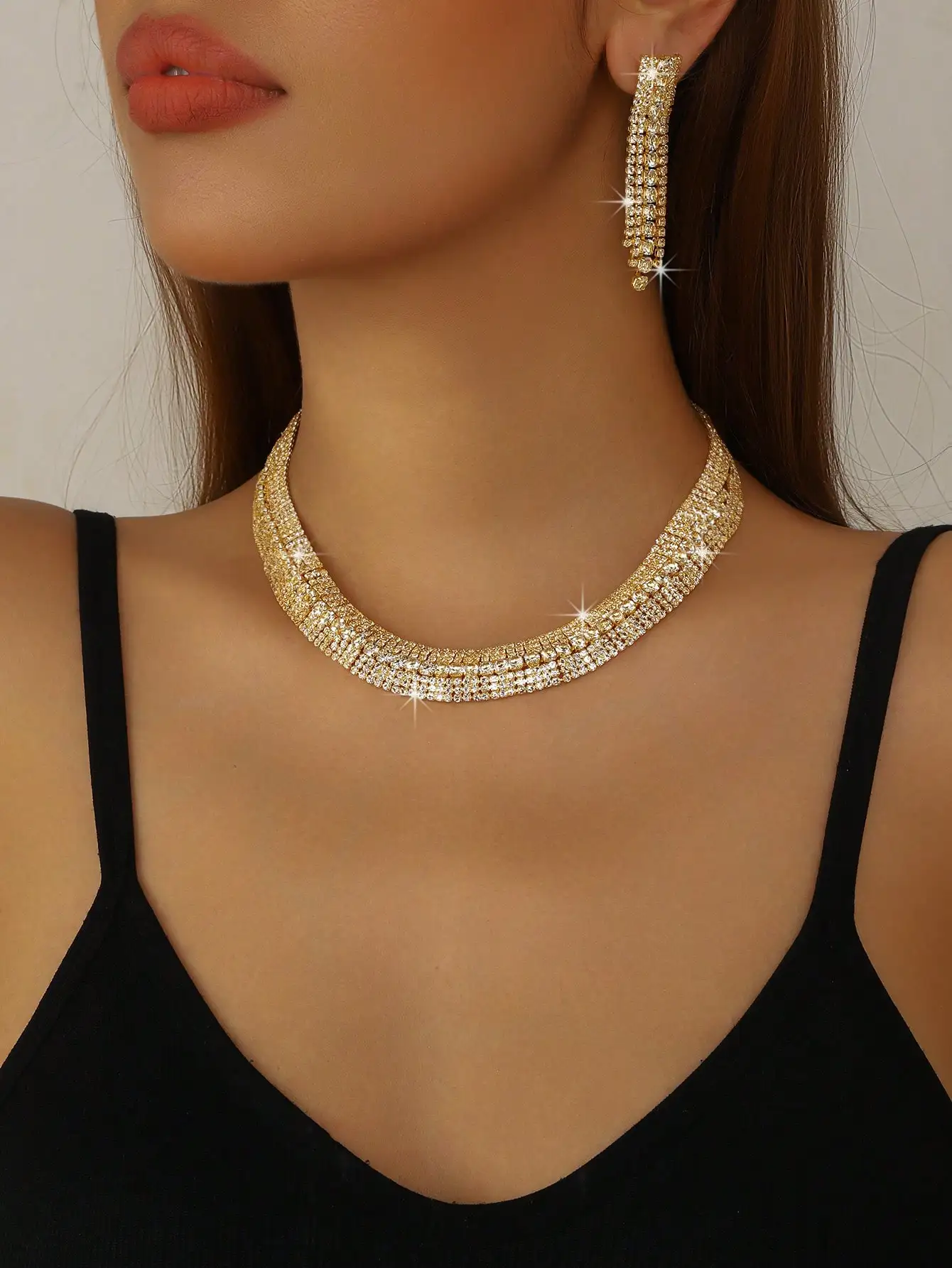 Набор из 3 предметов: золотистое колье-чокер с стразами и серьги-подвески для женщин
Набор из 3 предметов: золотистое колье-чокер с стразами и серьги-подвески для женщин