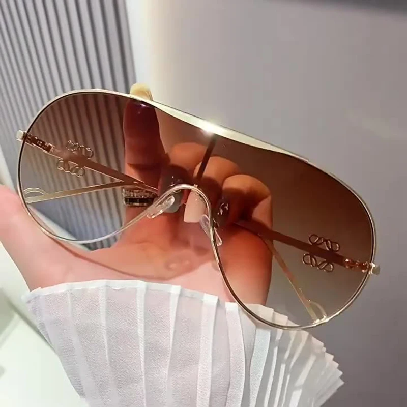 Oversized One-piece Metal Sunglasses Ladies Trendy Driving Shades Women Luxury Designer Outdoors Sports Electric Bike Glasses
Oversized One-piece Metal Sunglasses Ladies Trendy Driving Shades Women Luxury Designer Outdoors Sports Electric Bike Glasses