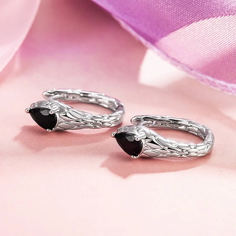 Серпантиновая пряжка для ушей, черные бриллианты, серебро, холодный стиль, нишевые дизайнерские серьги, модные универсальные простые серьги-гвоздики для женщин
Серпантиновая пряжка для ушей, черные бриллианты, серебро, холодный стиль, нишевые дизайнерские серьги, модные универсальные простые серьги-гвоздики для женщин