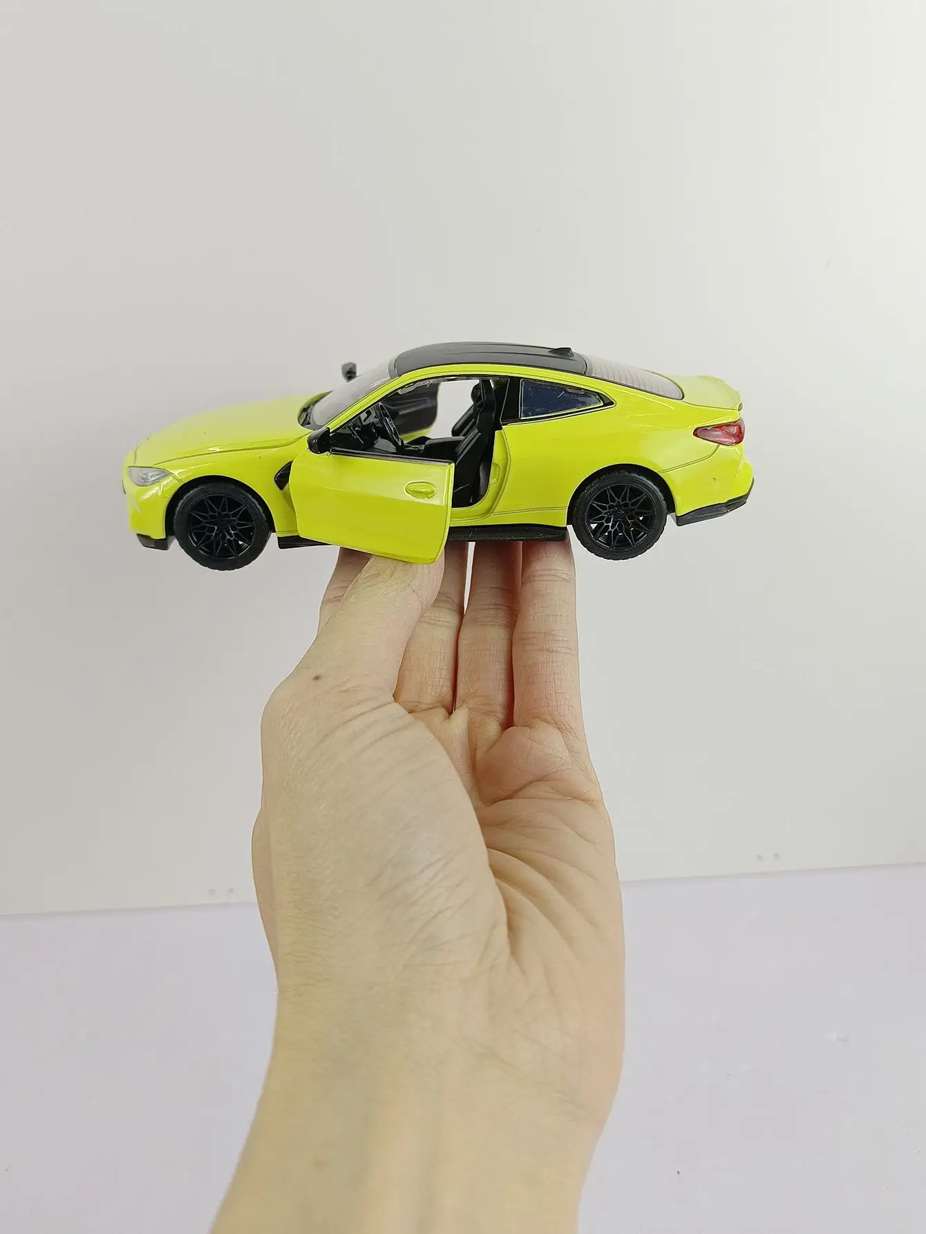 1:32 Simulation BMW M4 G82 Alloy Car Model, doors on both sides that can be opened rich in details, finely crafted
1:32 Simulation BMW M4 G82 Alloy Car Model, doors on both sides that can be opened rich in details, finely crafted