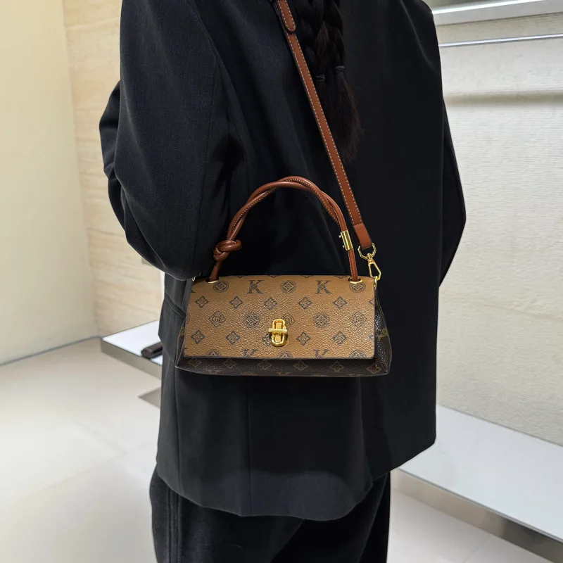 Новая высококачественная маленькая женская сумка 2026 года: ретро-стиль, с принтом, универсальная, легкая, люксовая, через плечо
Новая высококачественная маленькая женская сумка 2026 года: ретро-стиль, с принтом, универсальная, легкая, люксовая, через плечо