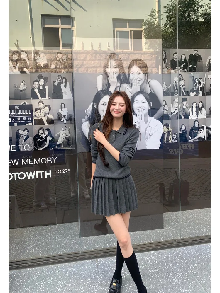 Комплект из двух предметов Peaceonesoul Miu Series: вязаный топ с шерстяным воротником в стиле преппи и плиссированная короткая юбка из нейлона на резинке, средней длины.
Комплект из двух предметов Peaceonesoul Miu Series: вязаный топ с шерстяным воротником в стиле преппи и плиссированная короткая юбка из нейлона на резинке, средней длины.