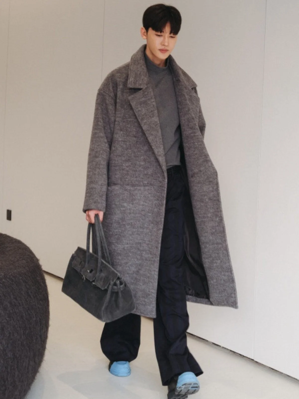 Корейское простое шерстяное мужское пальто на одной пуговице, осень-зима, свободная верхняя одежда средней длины, высококачественная текстура, молодежная мода
Корейское простое шерстяное мужское пальто на одной пуговице, осень-зима, свободная верхняя одежда средней длины, высококачественная текстура, молодежная мода