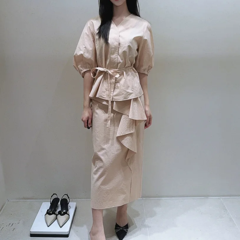 Korean Style Bubble Sleeve V-Neck Shirt And Skirt Set Women's Fashion Summer Outfit Style Short Sleeve Long Pants
Korean Style Bubble Sleeve V-Neck Shirt And Skirt Set Women's Fashion Summer Outfit Style Short Sleeve Long Pants