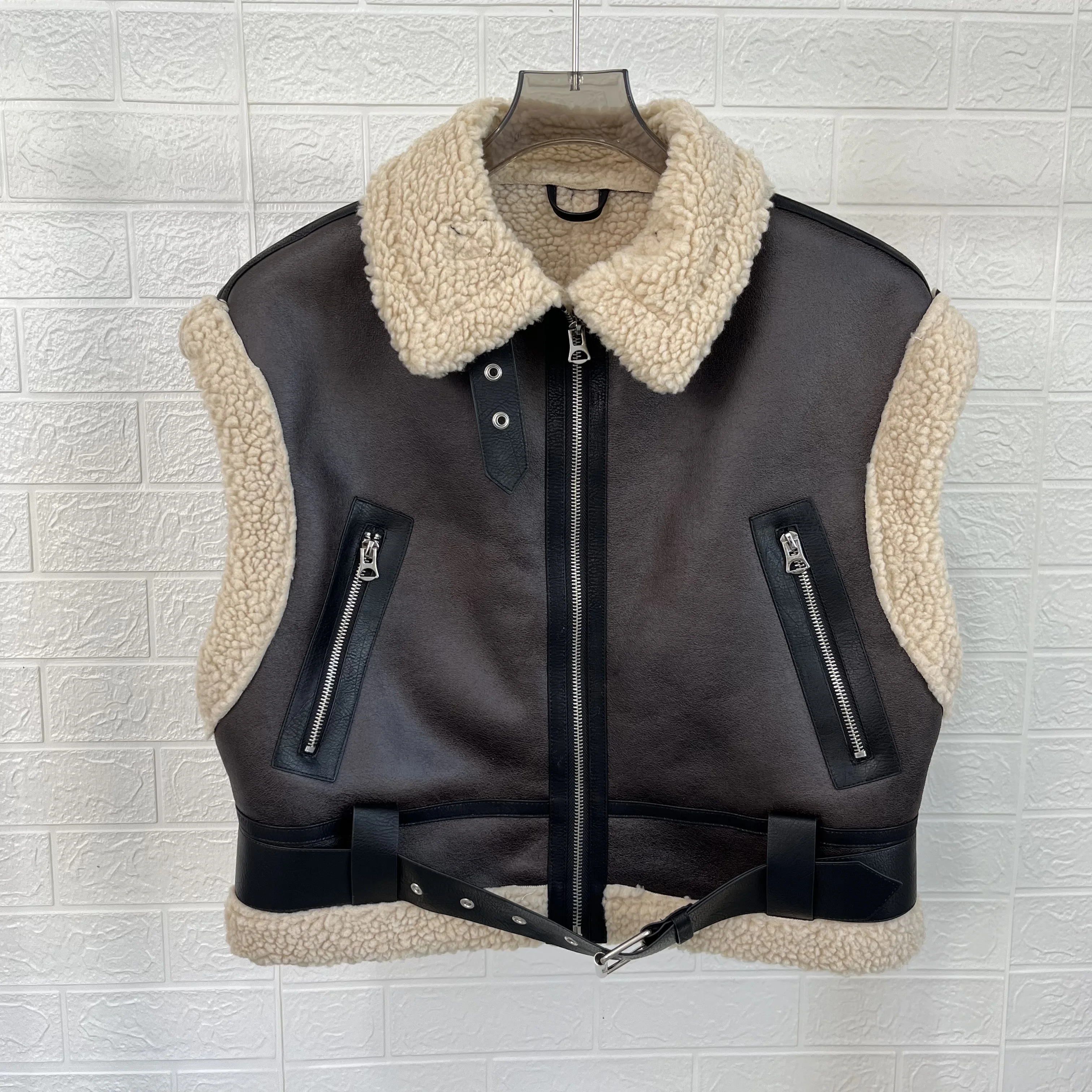 Taop&Za-Women's Slim Fit Short Sleeveless Vest with Belt, Plush Thick Vest, Autumn and Winter Clothing, New Item, 2024
Taop&Za-Women's Slim Fit Short Sleeveless Vest with Belt, Plush Thick Vest, Autumn and Winter Clothing, New Item, 2024
