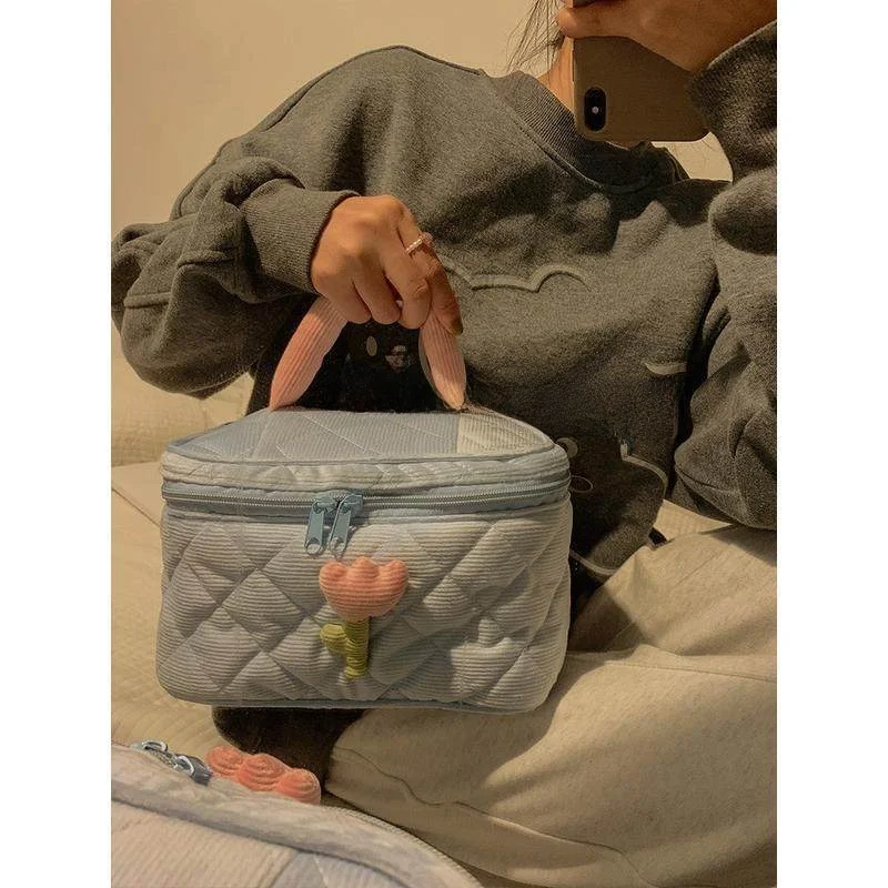 Adorable Portable Tulip Handheld Makeup Bag Large Capacity Toiletries Storage Box Korean Style Freshness Student Friendly Fabric
Adorable Portable Tulip Handheld Makeup Bag Large Capacity Toiletries Storage Box Korean Style Freshness Student Friendly Fabric
