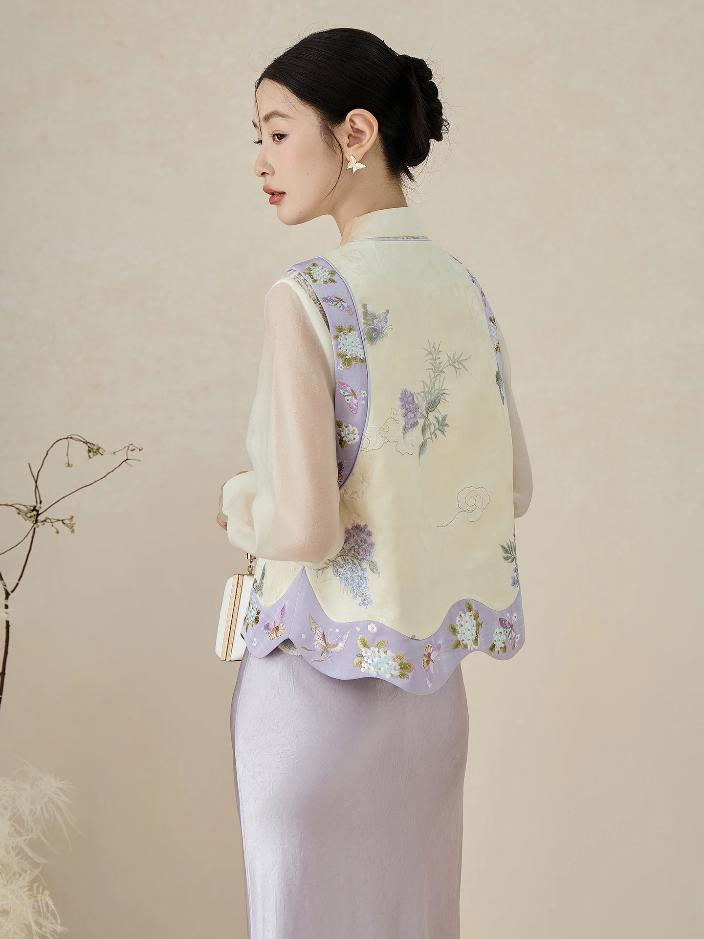 Новая китайская вышитая женская жилетка ibai: элегантная, высококачественная, с традиционной национальной вышивкой, осенне-весенняя коллекция
Новая китайская вышитая женская жилетка ibai: элегантная, высококачественная, с традиционной национальной вышивкой, осенне-весенняя коллекция