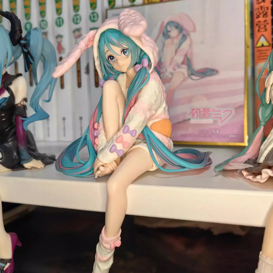 14CM Anime HATSUNE MIKU Action Figure in Rabbit Ear Pajamas Noodle Stopper PVC Model Toy Doll Collectible Gift
14CM Anime HATSUNE MIKU Action Figure in Rabbit Ear Pajamas Noodle Stopper PVC Model Toy Doll Collectible Gift