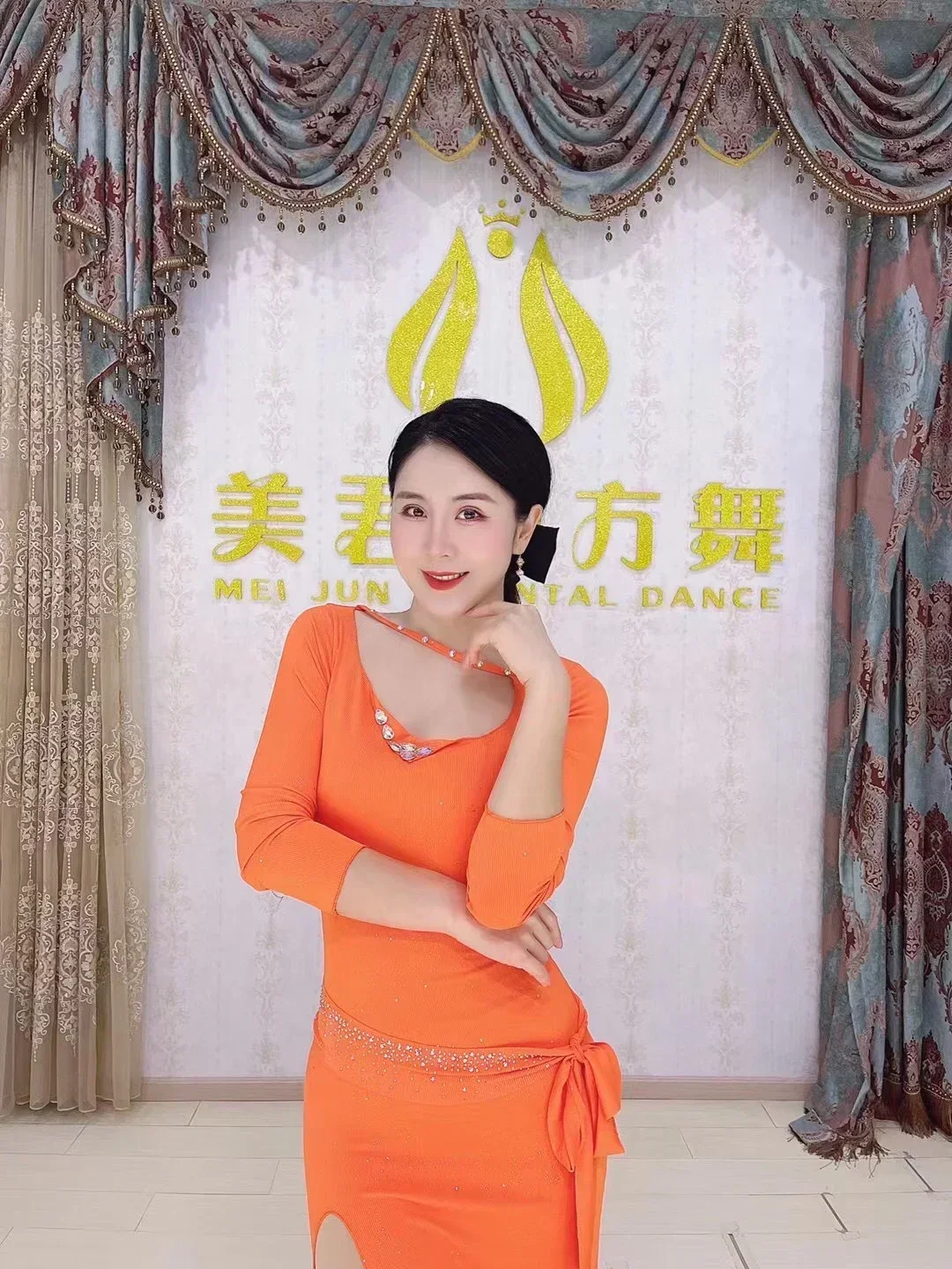 Long Sleeve Stage Wear Belly Dance Costume Dress Women's Clothing Arabic Iraq Khaleegy Sexy luxury rhinestones Baladi Robe
Long Sleeve Stage Wear Belly Dance Costume Dress Women's Clothing Arabic Iraq Khaleegy Sexy luxury rhinestones Baladi Robe