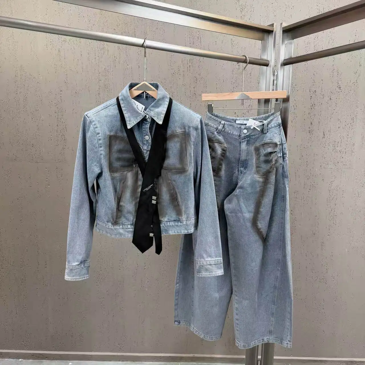 2026 Spring Retro Distressed Bow Tie Pattern Denim Jacket Wide-leg Pants Fashion Jeans Two-piece Sets Streetwear Outfit Women
2026 Spring Retro Distressed Bow Tie Pattern Denim Jacket Wide-leg Pants Fashion Jeans Two-piece Sets Streetwear Outfit Women