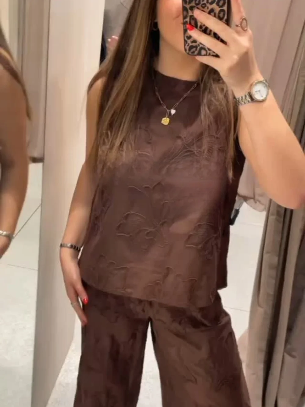 Summer Retro Casual Fashion Solid Color Women's Suit Sleeveless Round Neck Embroidered Top Loose Straight Trousers Fashion Suit
Summer Retro Casual Fashion Solid Color Women's Suit Sleeveless Round Neck Embroidered Top Loose Straight Trousers Fashion Suit