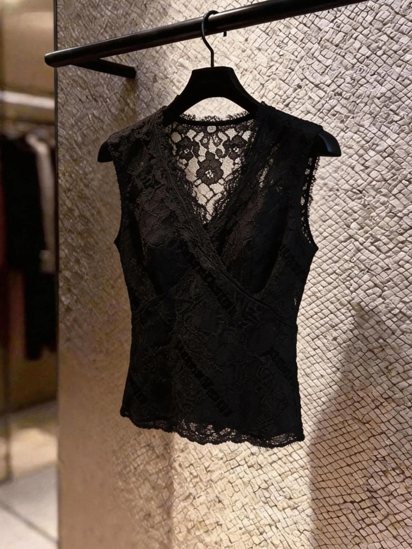 Trendy Lace Patchwork V-Neck Vest Sleeveless Light Maturity Style Summer Fashion Women's Silk Top Korean Style Straight Cut
Trendy Lace Patchwork V-Neck Vest Sleeveless Light Maturity Style Summer Fashion Women's Silk Top Korean Style Straight Cut