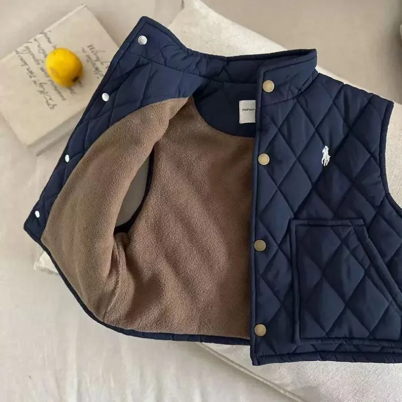 Новинка 2023 года, осенне-зимний флисовый жилет для мальчиков и девочек, однотонные жилеты с хлопковой подкладкой, детская однотонная утепленная теплая верхняя одежда
Новинка 2023 года, осенне-зимний флисовый жилет для мальчиков и девочек, однотонные жилеты с хлопковой подкладкой, детская однотонная утепленная теплая верхняя одежда