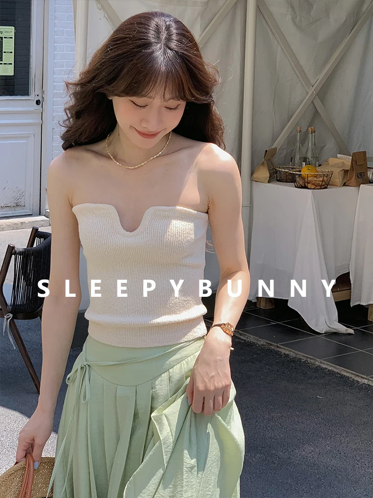 Summer Strapless Knit Tube Top Women – Soft Sweetheart Neckline Slim Fit Crop Top with Anti-Slip Design, Sexy Invisible Bandeau
Summer Strapless Knit Tube Top Women – Soft Sweetheart Neckline Slim Fit Crop Top with Anti-Slip Design, Sexy Invisible Bandeau