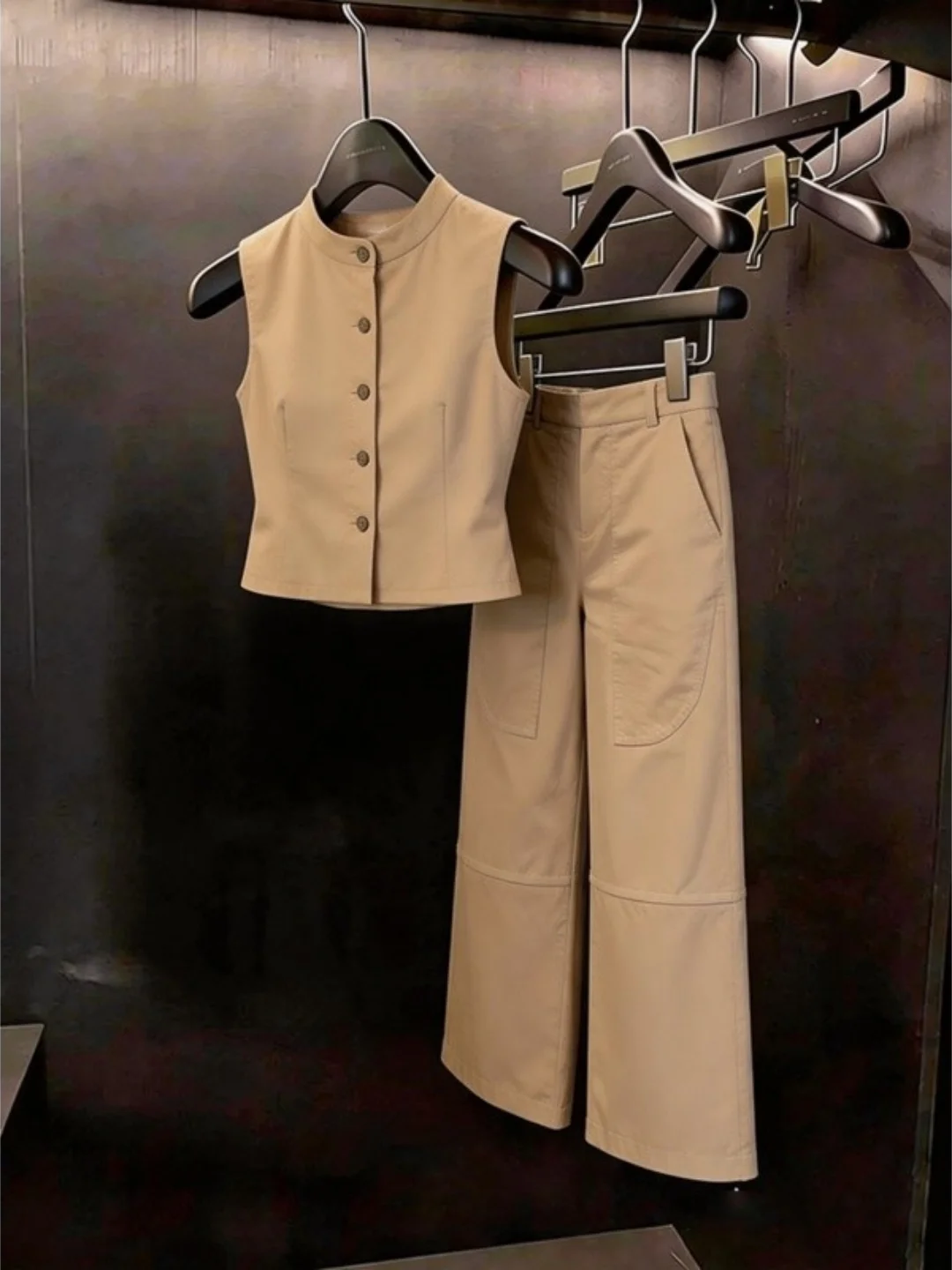 Chic Casual Sleeveless Vest Top Women's Fashion Set Straight Leg Pants Two Piece Set High Waist Long Pants Short Length Knitwear
Chic Casual Sleeveless Vest Top Women's Fashion Set Straight Leg Pants Two Piece Set High Waist Long Pants Short Length Knitwear