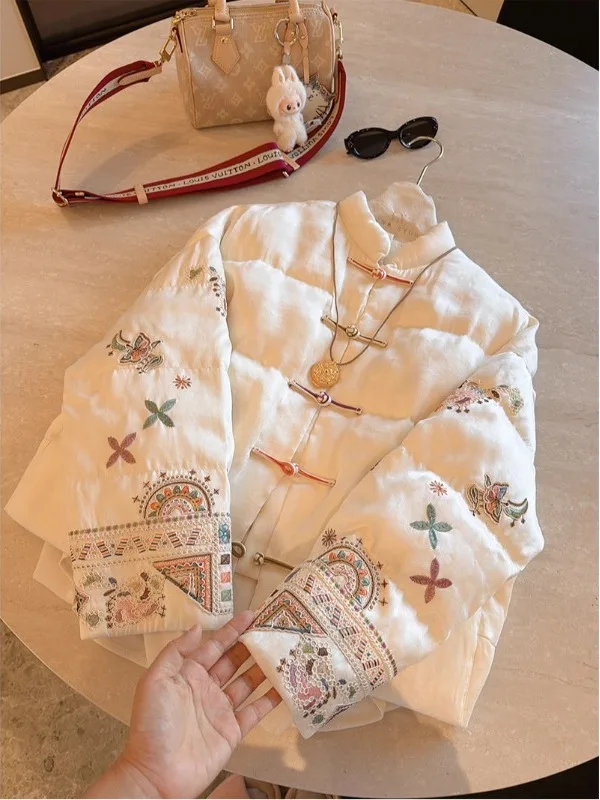 Женское модное пальто с вышивкой из хлопка, с воротником-стойкой, в китайском национальном стиле, зимнее, новинка
Женское модное пальто с вышивкой из хлопка, с воротником-стойкой, в китайском национальном стиле, зимнее, новинка