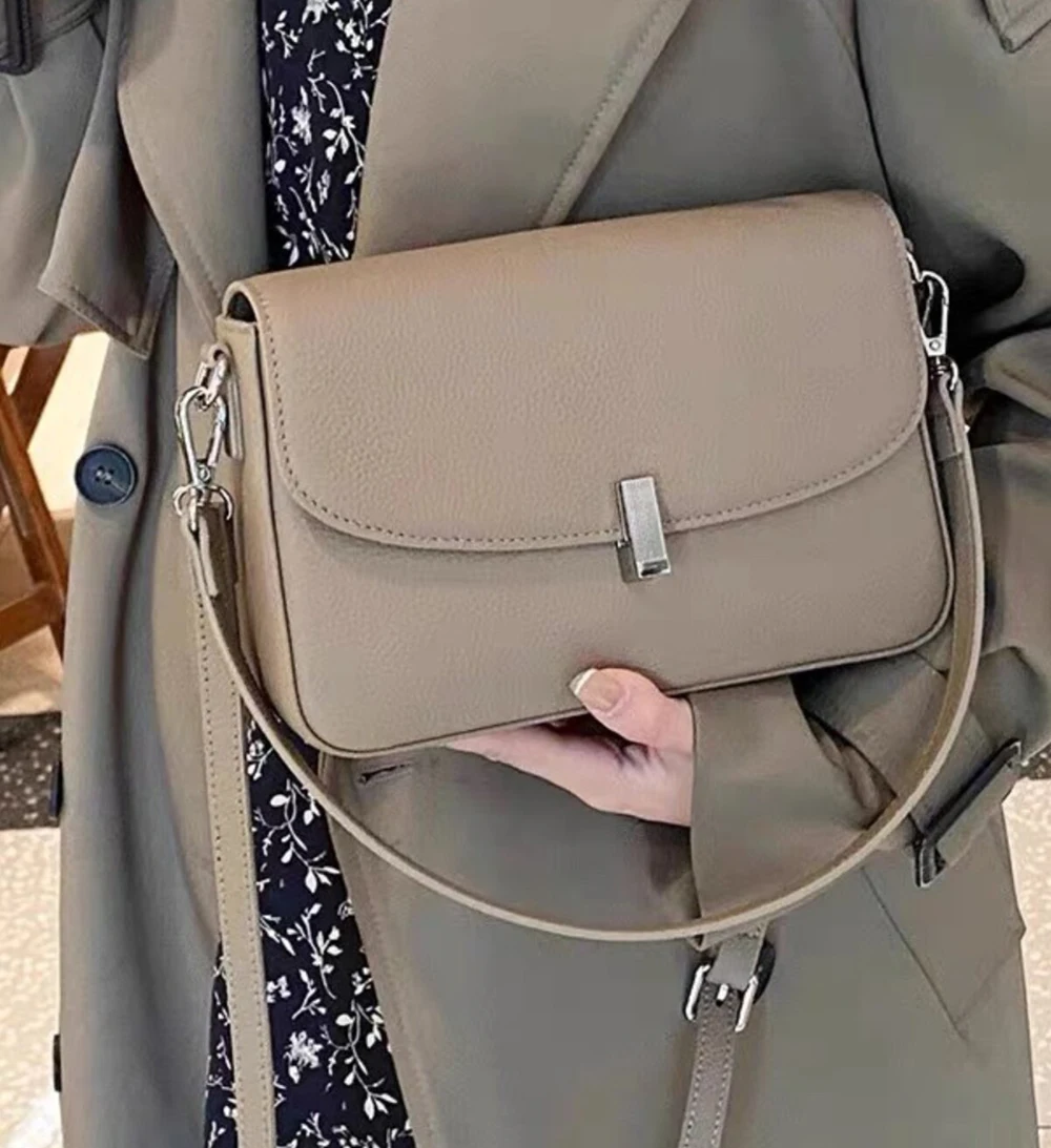 Large capacity genuine leather crossbody bag, versatile and stylish new women's crossbody bag, genuine cowhide shoulder bag.
Large capacity genuine leather crossbody bag, versatile and stylish new women's crossbody bag, genuine cowhide shoulder bag.