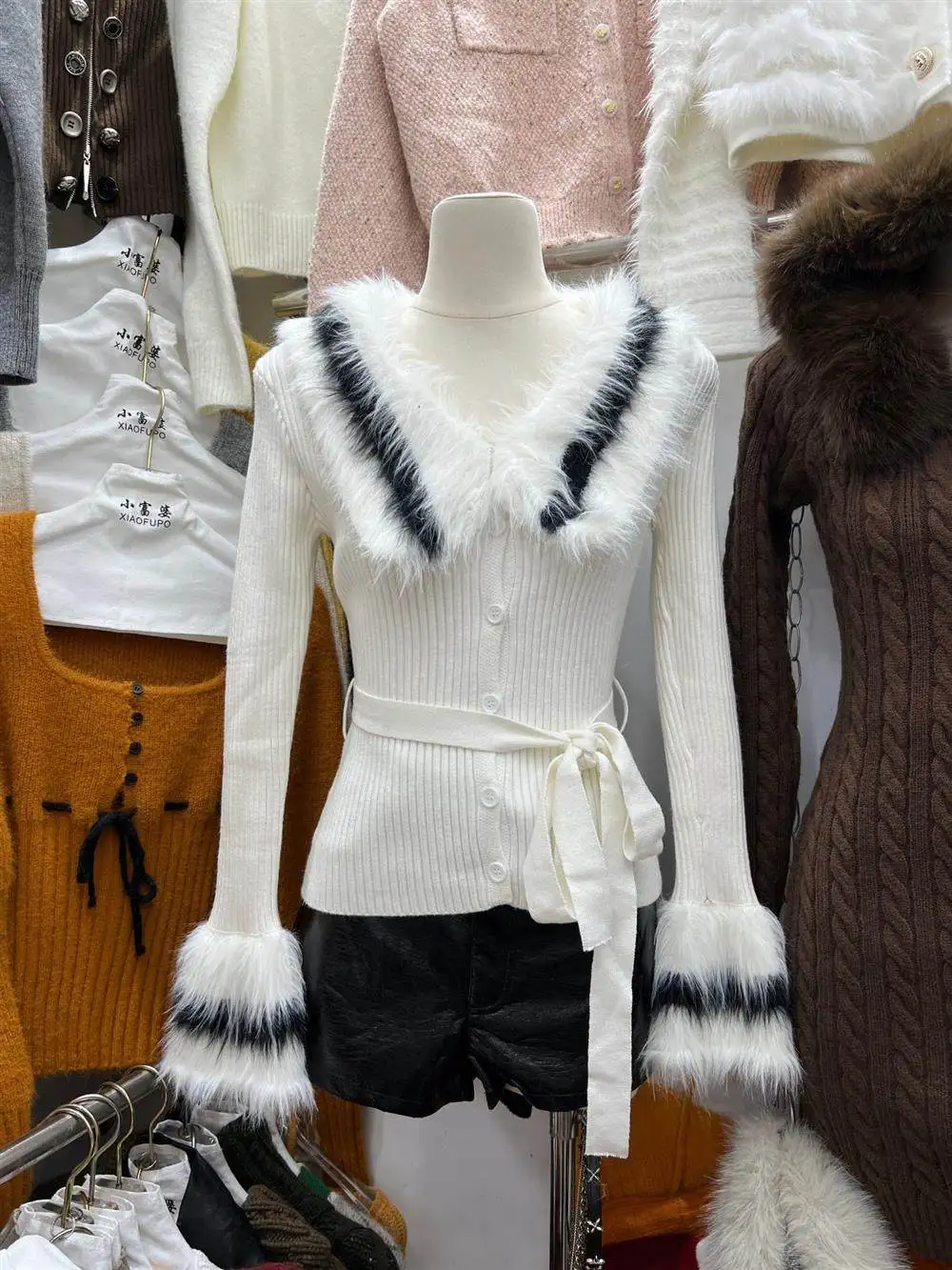 Легкий роскошный элегантный меховой воротник с длинным рукавом и поясом на талии, цветной дизайн, вязаный кардиган, корейские Ins, сексуальные кардиганы для горячих девушек
Легкий роскошный элегантный меховой воротник с длинным рукавом и поясом на талии, цветной дизайн, вязаный кардиган, корейские Ins, сексуальные кардиганы для горячих девушек
