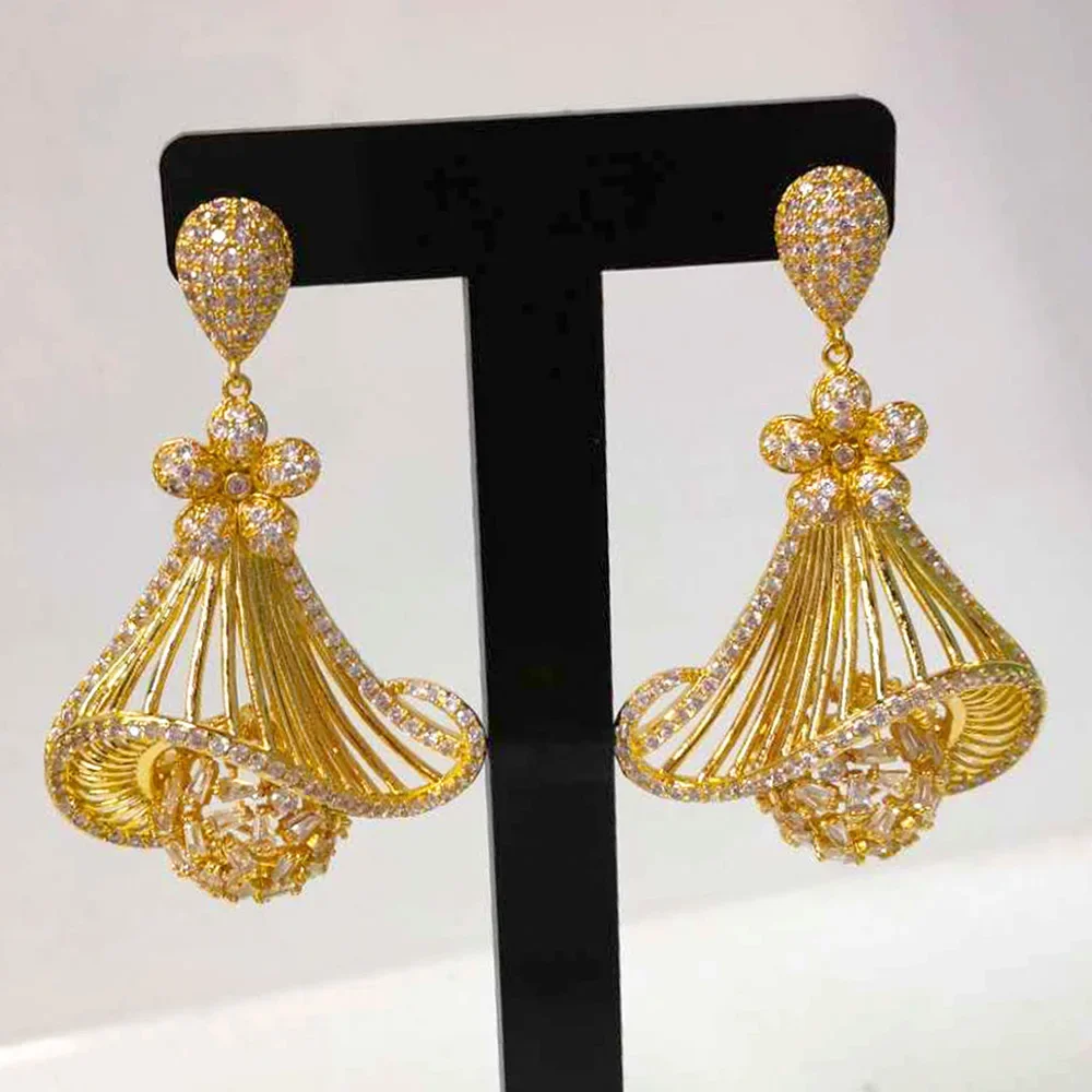 Kellybola винтажные блестящие длинные серьги-капли для благородных женщин, свадебная вечеринка, полые гравировки, Дубайские свадебные серьги, модные украшения
Kellybola винтажные блестящие длинные серьги-капли для благородных женщин, свадебная вечеринка, полые гравировки, Дубайские свадебные серьги, модные украшения