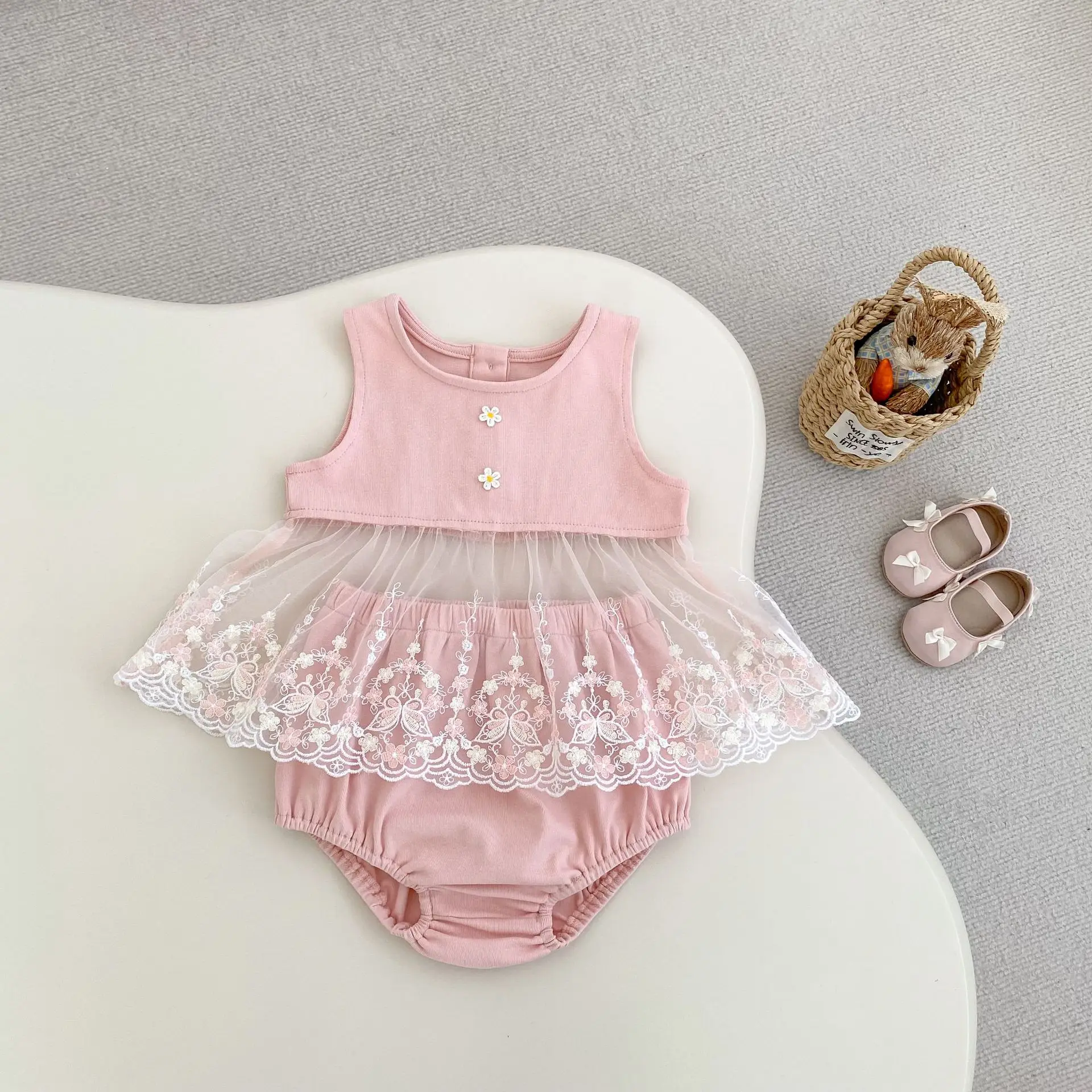 Spring and autumn new baby clothes for 0-3 years old, fashionable baby girl suit Sweet mesh vest skirt + triangular shorts
Spring and autumn new baby clothes for 0-3 years old, fashionable baby girl suit Sweet mesh vest skirt + triangular shorts