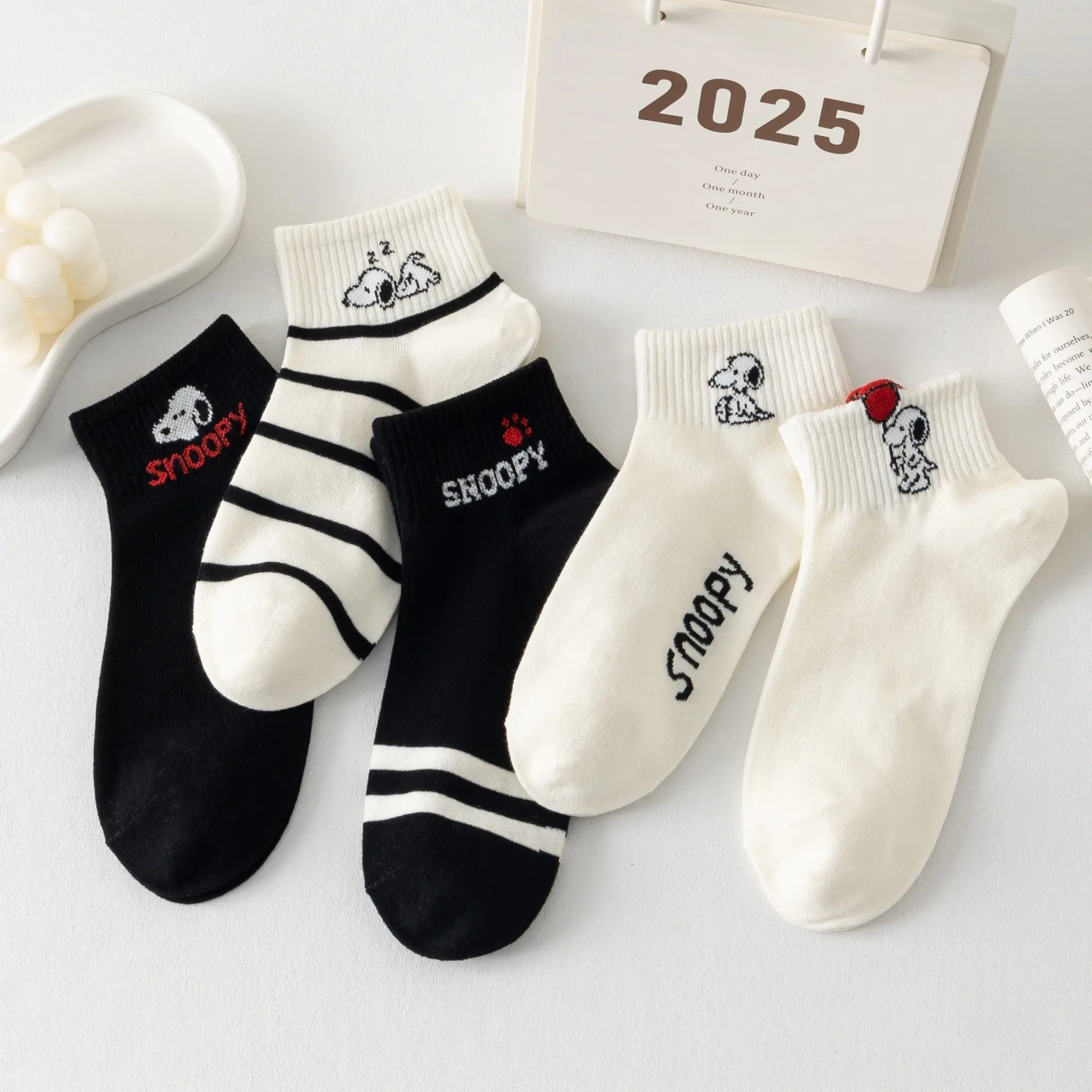 Newly released Snoopy letter-style trendy cotton socks, sweat-absorbing sports boat socks, women's low-top black and white socks
Newly released Snoopy letter-style trendy cotton socks, sweat-absorbing sports boat socks, women's low-top black and white socks