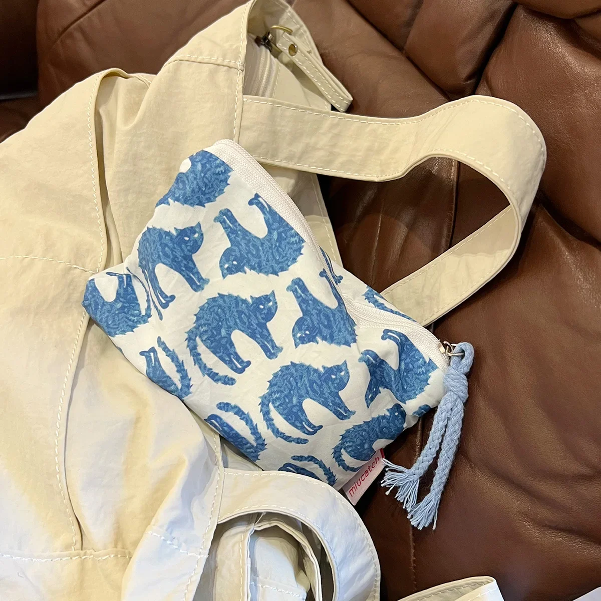 Blue Cat Graphic Make Up Bag Two Tone With Zipper Makeup Bag Cartoon Print Small Mini Cosmetic Bag Storage Bag 
Blue Cat Graphic Make Up Bag Two Tone With Zipper Makeup Bag Cartoon Print Small Mini Cosmetic Bag Storage Bag