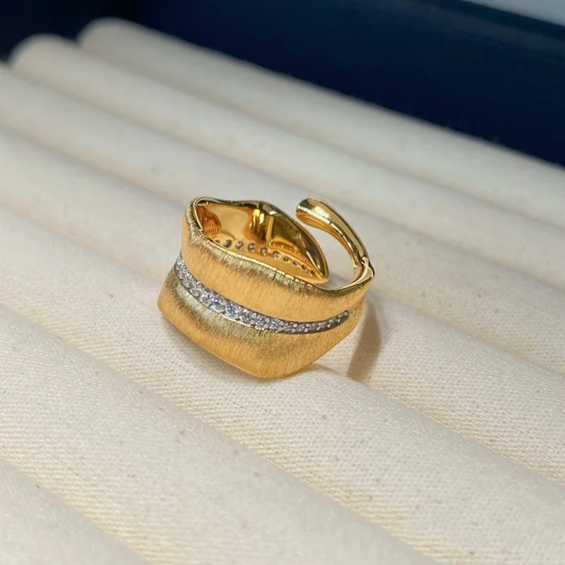 2025 Italian wire drawing process banana leaf shape micro-inlaid ring high-grade lady birthday jewelry gift
2025 Italian wire drawing process banana leaf shape micro-inlaid ring high-grade lady birthday jewelry gift