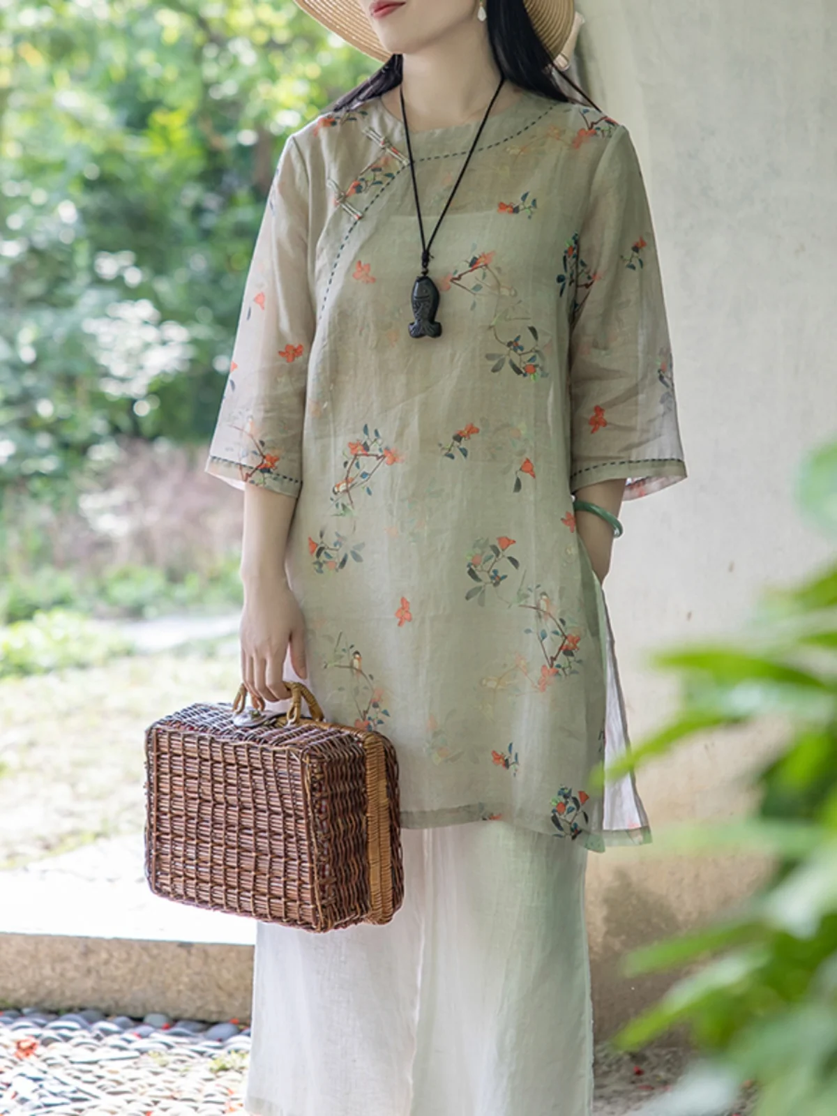 Женская рубашка в стиле ретро-дзен с вышивкой ручной работы, модифицированного кроя, средней длины, с элементами китайского стиля, с изысканным дизайном.
Женская рубашка в стиле ретро-дзен с вышивкой ручной работы, модифицированного кроя, средней длины, с элементами китайского стиля, с изысканным дизайном.