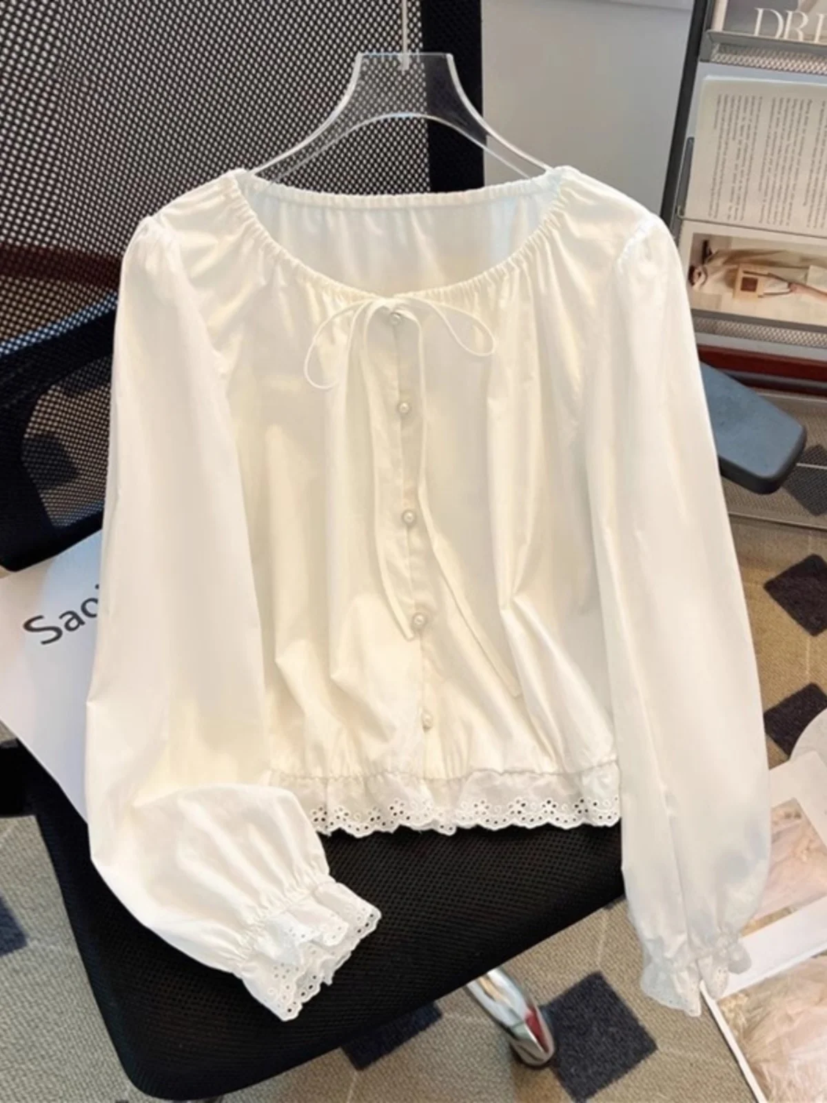 Весенняя коллекция: Женская блузка с длинным рукавом, кружевной отделкой и шифоновым дизайном, белая, для офиса, укороченная, из полиэстера.
Весенняя коллекция: Женская блузка с длинным рукавом, кружевной отделкой и шифоновым дизайном, белая, для офиса, укороченная, из полиэстера.