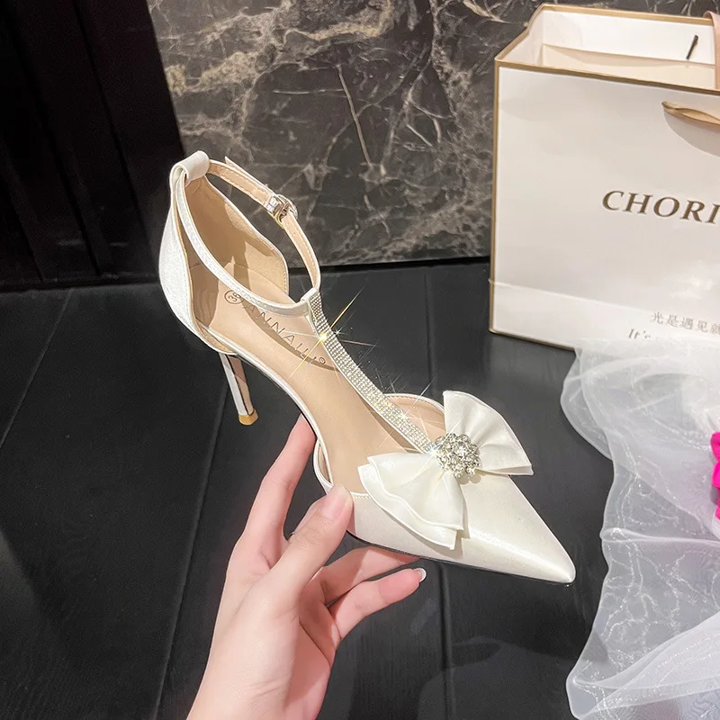 Spring and Autumn New Style Water Diamond Bow Pointed Hollow High Heels with Headband Sandals Satin White Wedding Shoes
Spring and Autumn New Style Water Diamond Bow Pointed Hollow High Heels with Headband Sandals Satin White Wedding Shoes