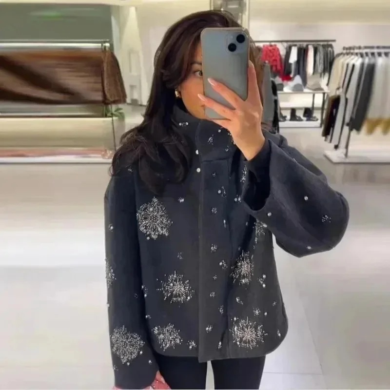 Beading Luxurious Chic Coat Women Loose Single Breasted Stand Collar Pocket Woolen Outwear 2025 Winter Snowflake Sequins Jackets
Beading Luxurious Chic Coat Women Loose Single Breasted Stand Collar Pocket Woolen Outwear 2025 Winter Snowflake Sequins Jackets