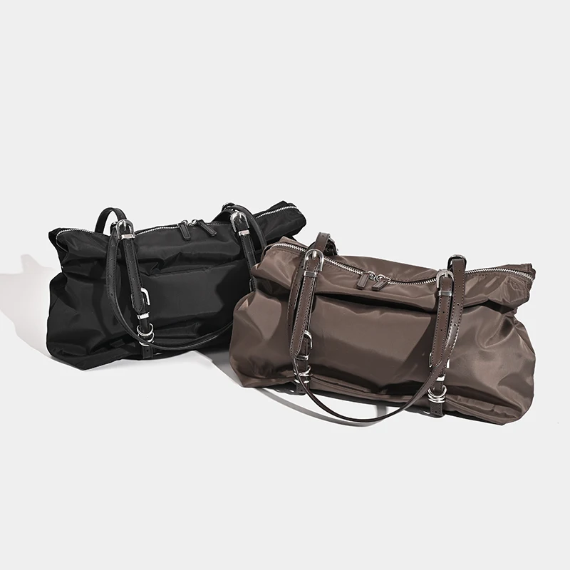 2024 Korean new casual tote bag, commuter temperament nylon shoulder bag, versatile large capacity niche style armpit bag
2024 Korean new casual tote bag, commuter temperament nylon shoulder bag, versatile large capacity niche style armpit bag
