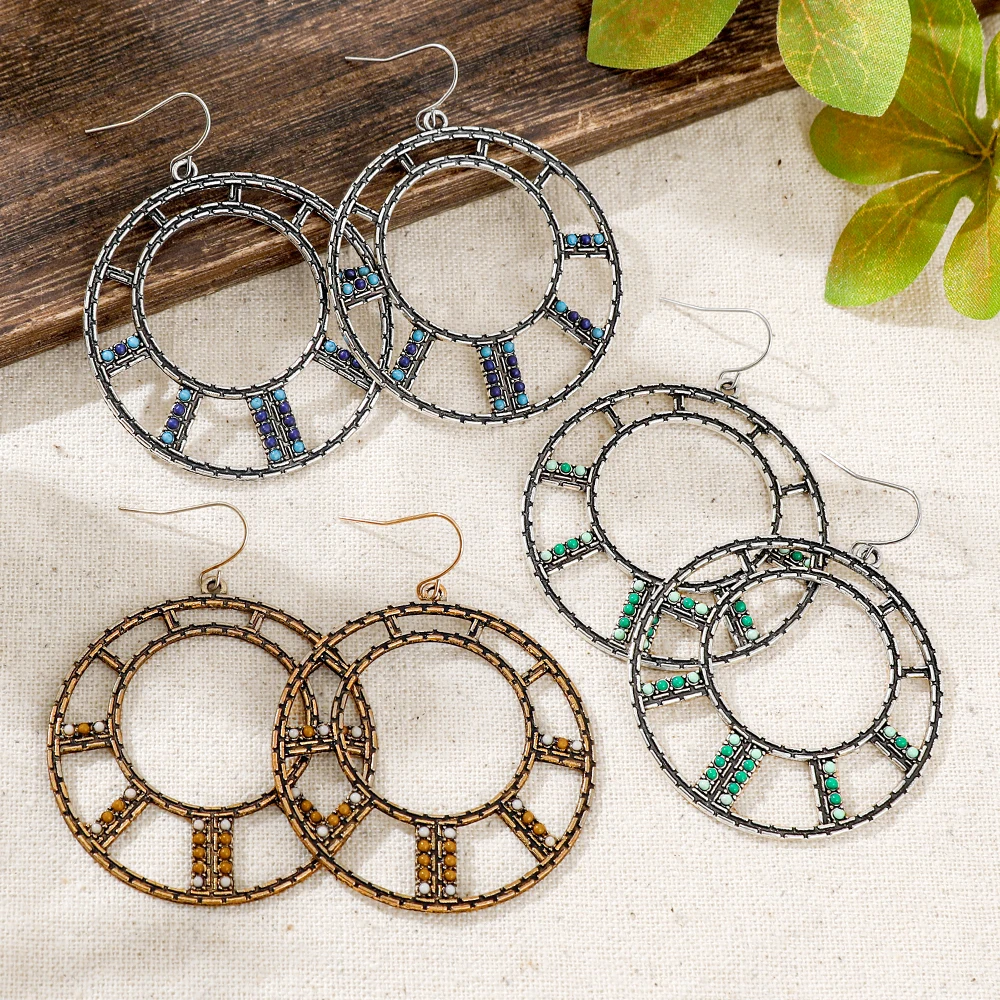 Bohemian-style hoop earrings; vintage-finish, ethnic-inspired openwork drop earrings; ideal for vacation wear.
Bohemian-style hoop earrings; vintage-finish, ethnic-inspired openwork drop earrings; ideal for vacation wear.
