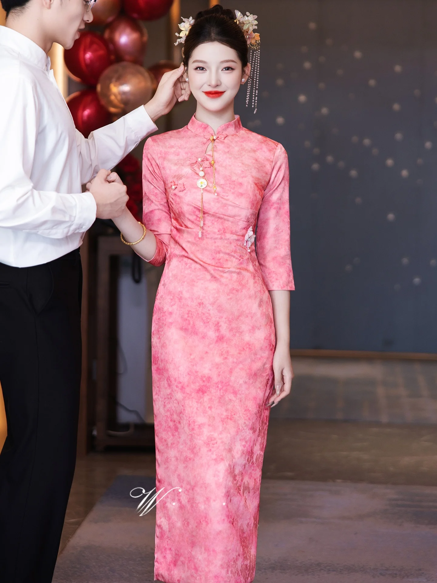 Розовое свадебное платье в китайском стиле ципао для свадебного приема, церемонии возвращения домой и повседневной носки
Розовое свадебное платье в китайском стиле ципао для свадебного приема, церемонии возвращения домой и повседневной носки