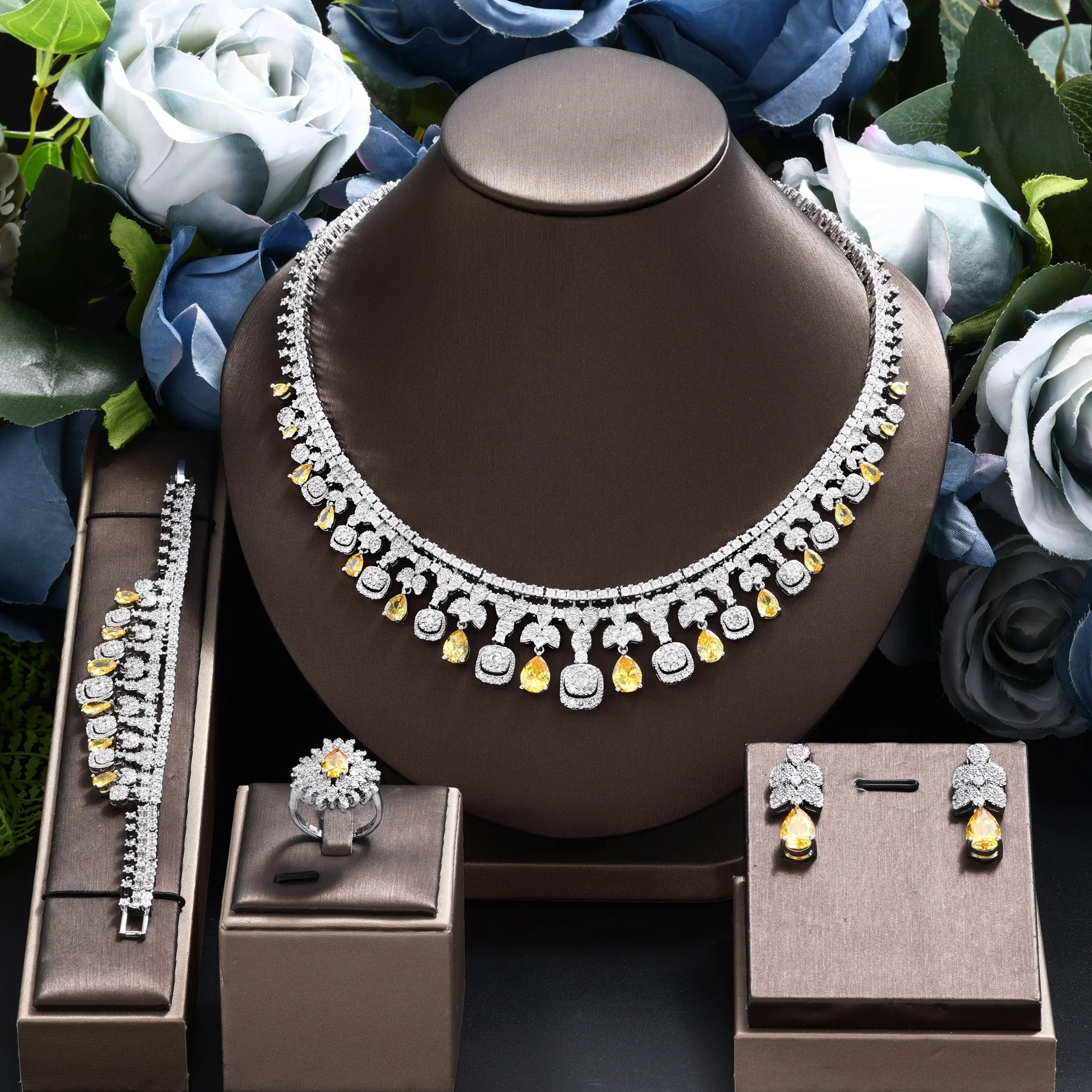 Новое поступление нигерийский Дубай Свадебный комплект из 4 шт. ювелирных изделий для невесты роскошное ожерелье с зеленым кубическим цирконием для женщин на выпускной
Новое поступление нигерийский Дубай Свадебный комплект из 4 шт. ювелирных изделий для невесты роскошное ожерелье с зеленым кубическим цирконием для женщин на выпускной