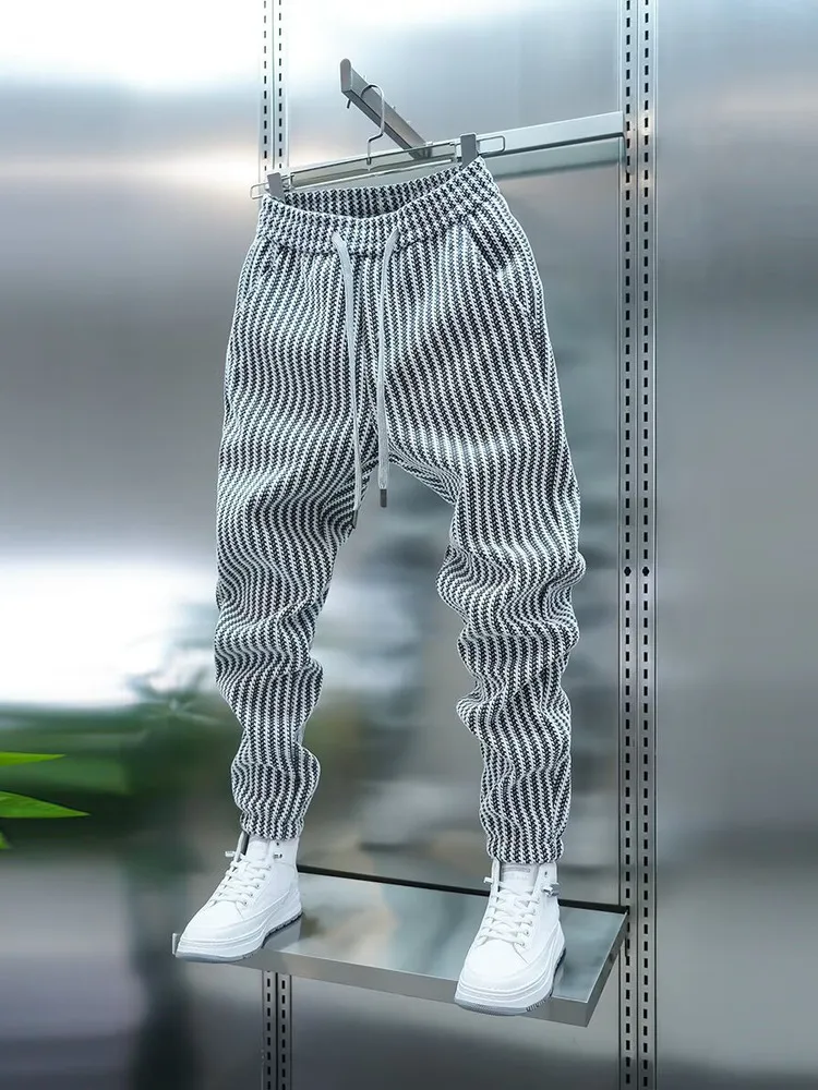 Модные полосатые свободные мужские повседневные брюки на весну и осень с эластичной резинкой на талии, спортивные брюки-джоггеры с манжетами из полиэстера
Модные полосатые свободные мужские повседневные брюки на весну и осень с эластичной резинкой на талии, спортивные брюки-джоггеры с манжетами из полиэстера