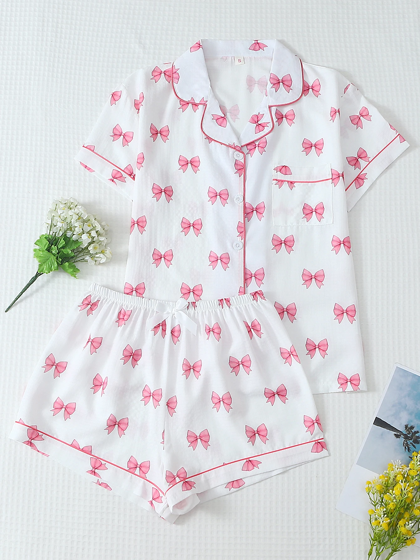 Two-Piece Comfortable Bow-Tie Lapel Short-Sleeved Top and Bow-Tie Shorts Spring and Summer Women's Pajamas and Loungewear Set
Two-Piece Comfortable Bow-Tie Lapel Short-Sleeved Top and Bow-Tie Shorts Spring and Summer Women's Pajamas and Loungewear Set