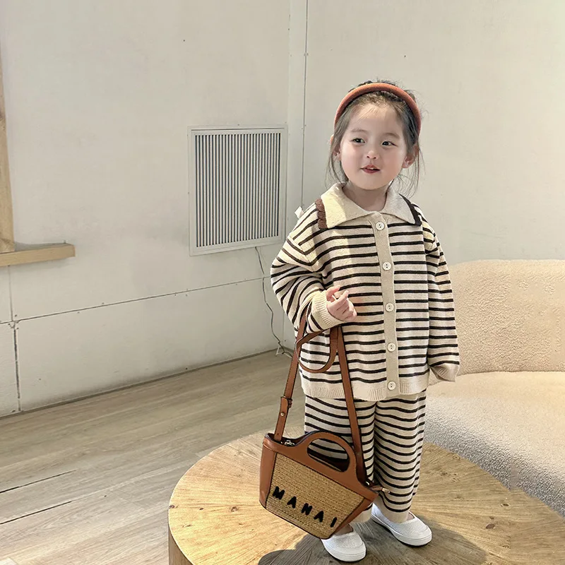 Girls Suits 2024 Spring and Autumn Korean Lapel Striped Top Pants Two-piece Baby Spring Style Knit Suit Korean Simple Style
Girls Suits 2024 Spring and Autumn Korean Lapel Striped Top Pants Two-piece Baby Spring Style Knit Suit Korean Simple Style