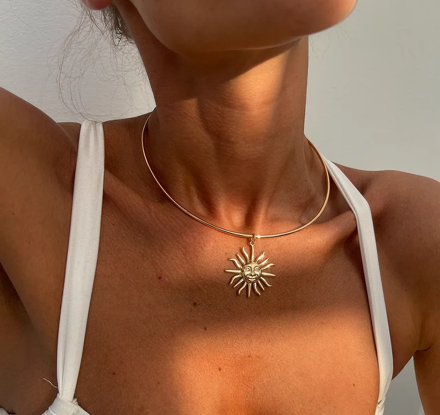 Face Sun Pendant Necklace Necklace Female Europe and America exaggerated trend niche design personality stage matching jewelry
Face Sun Pendant Necklace Necklace Female Europe and America exaggerated trend niche design personality stage matching jewelry