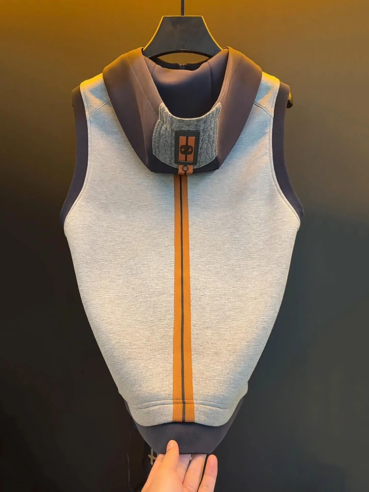 Casual Men's Fashion Hooded Sleeveless Vest Spring Trendy High-End Feel Patchwork Lightweight Zipper Closure Striped Design
Casual Men's Fashion Hooded Sleeveless Vest Spring Trendy High-End Feel Patchwork Lightweight Zipper Closure Striped Design